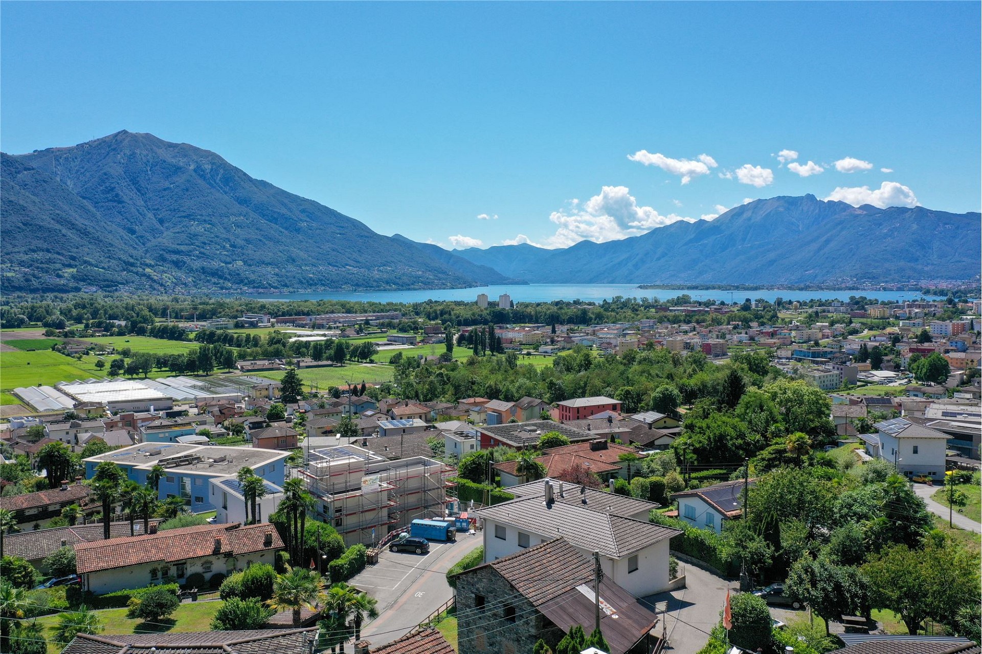 Panoramablick über Stadt, See und Berge