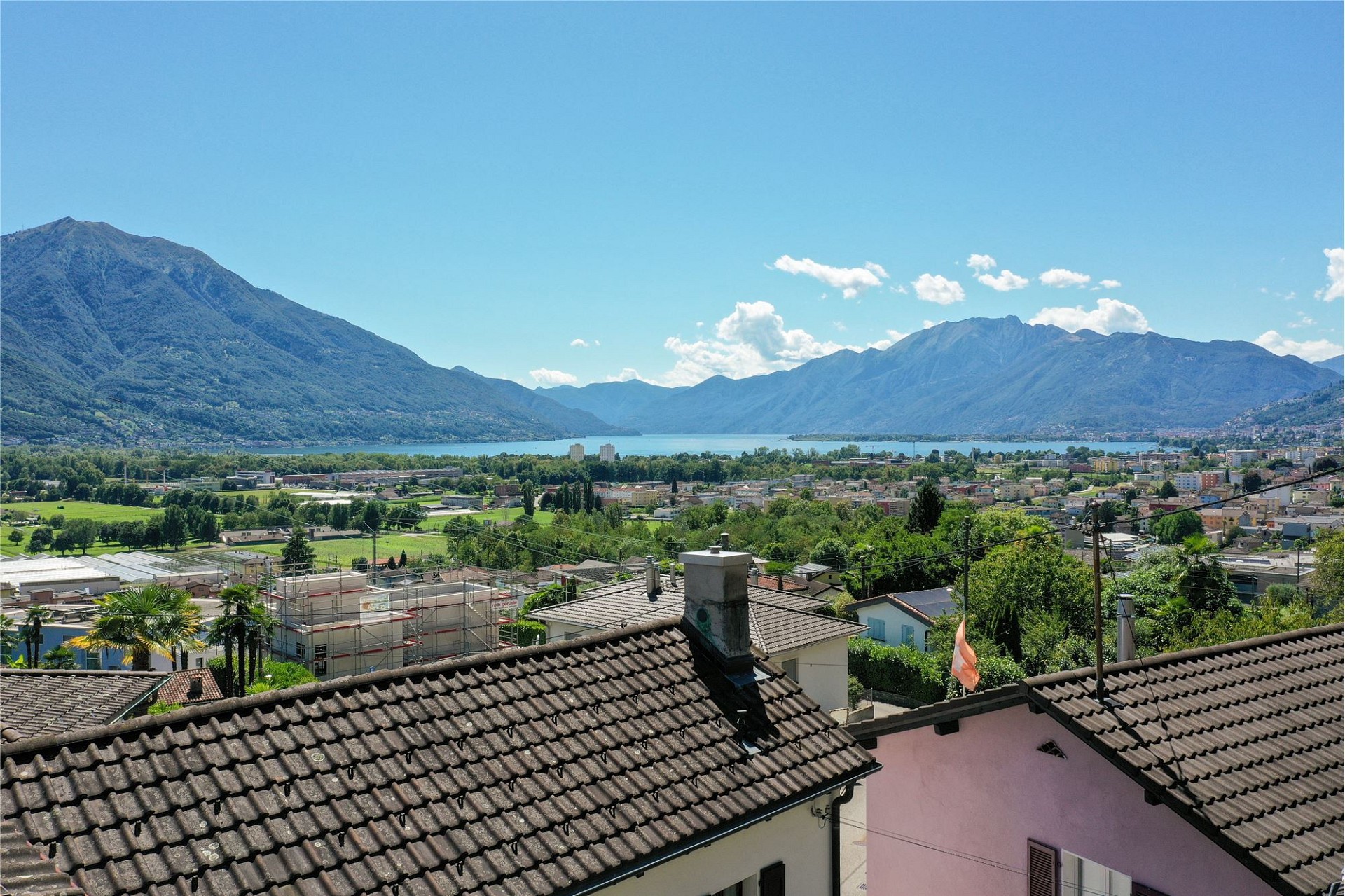 Seeblick mit Bergen und Wohngebiet