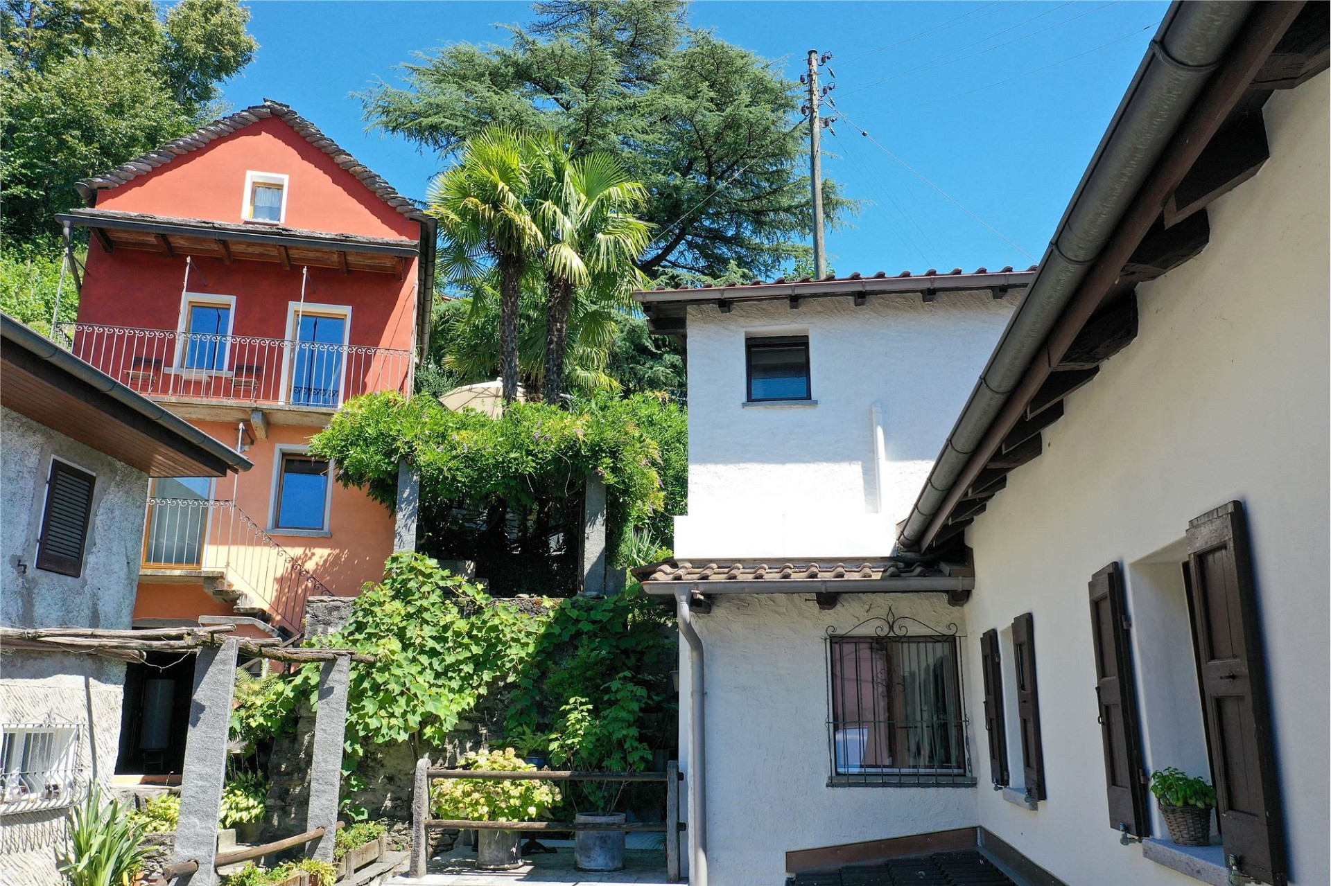 Außenhof mit mediterranen Häusern
