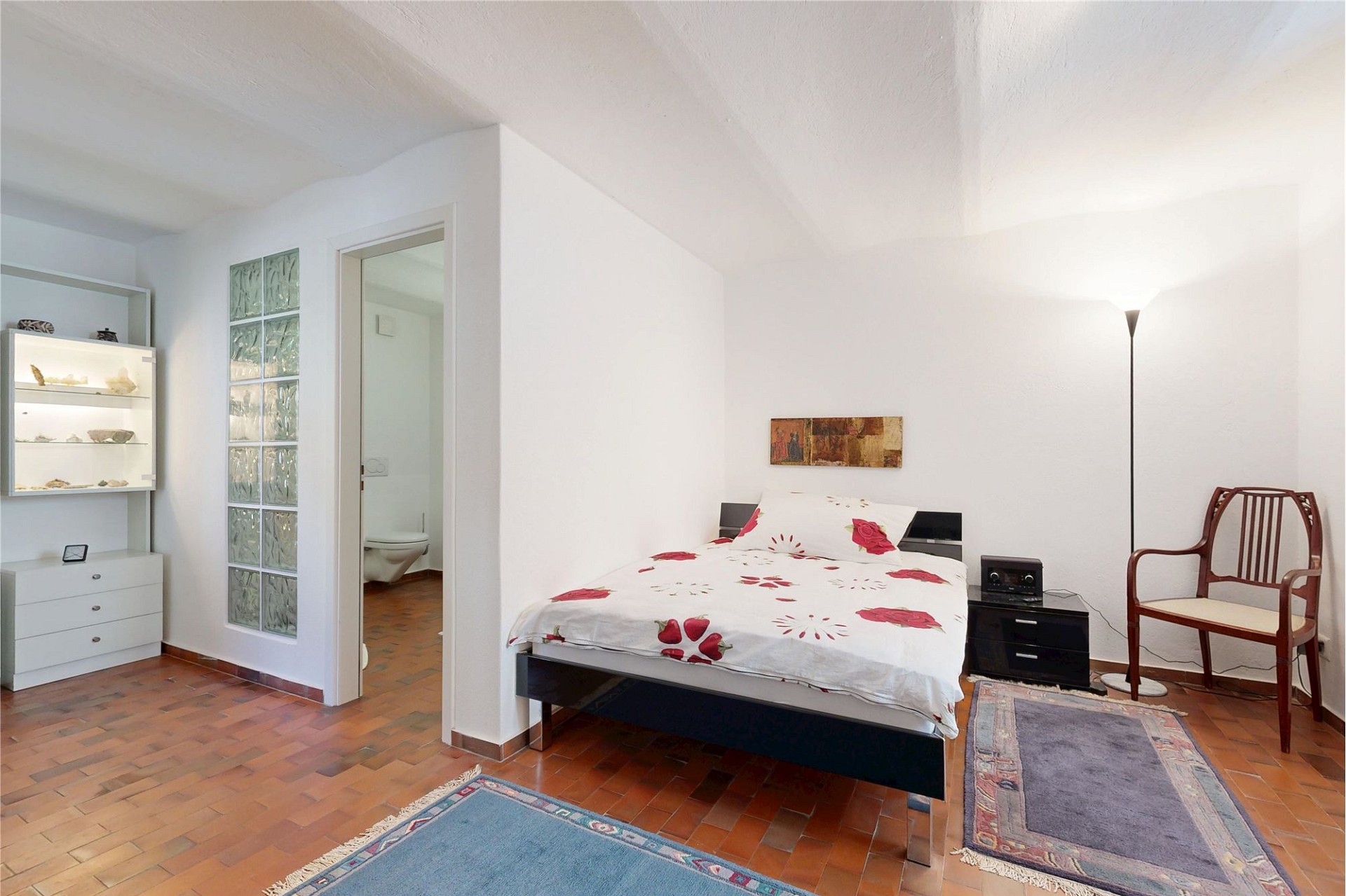 Helles Schlafzimmer mit Badzugang