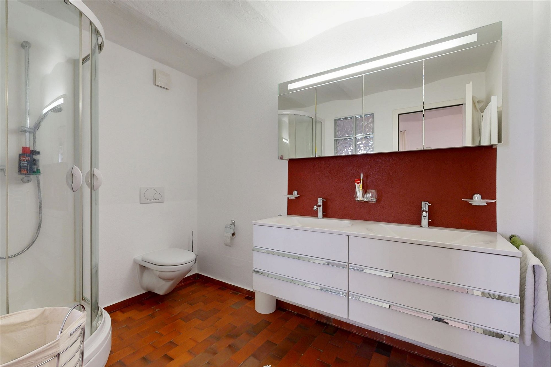 Modernes Badezimmer mit Doppelwaschtisch und Dusche