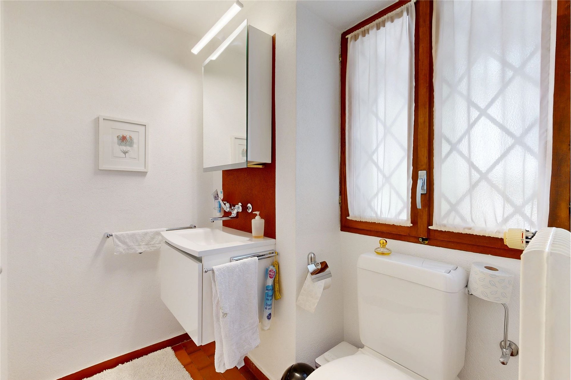 Gäste-WC mit Fenster und Waschtisch