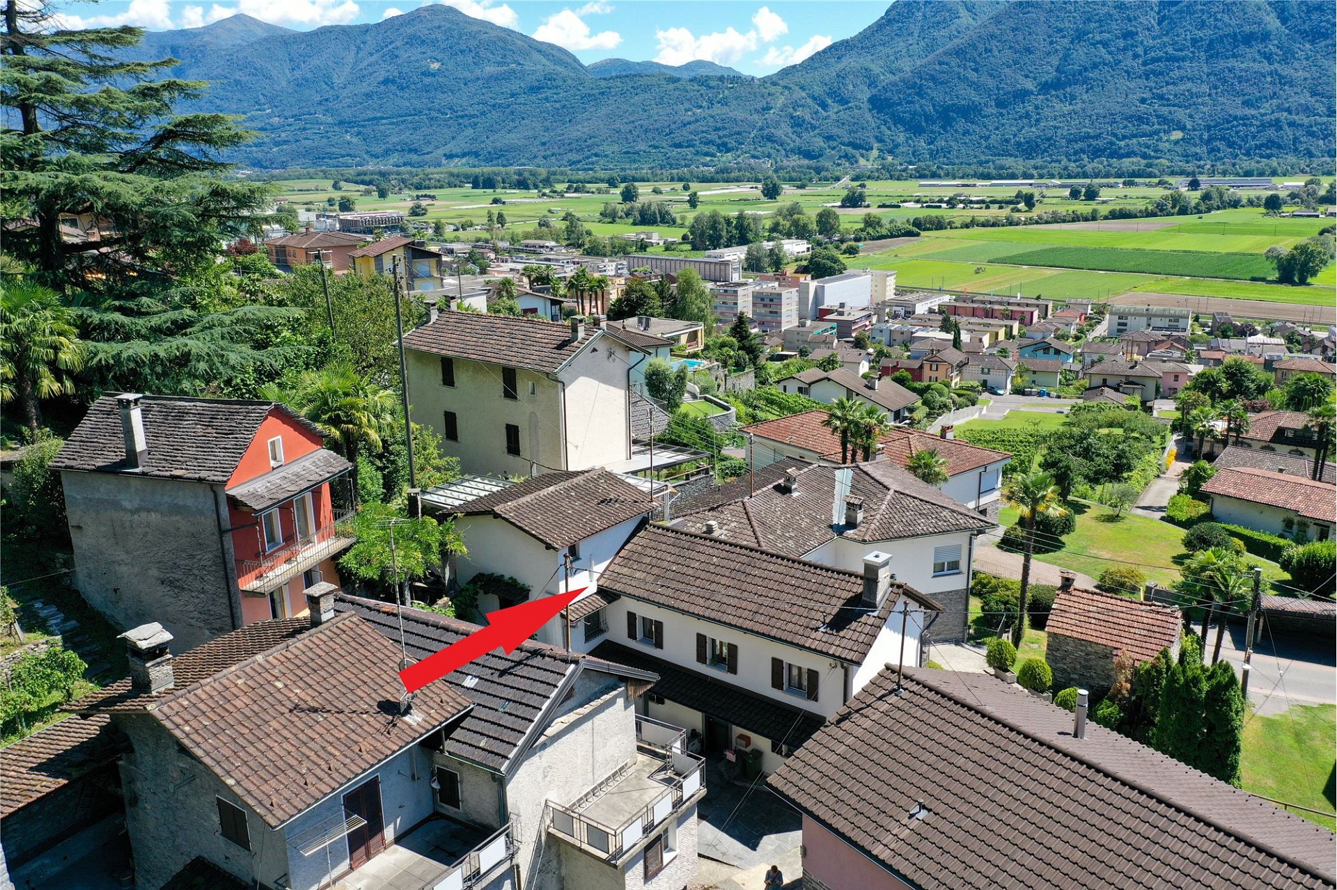 Luftaufnahme eines Wohnquartiers im Tal