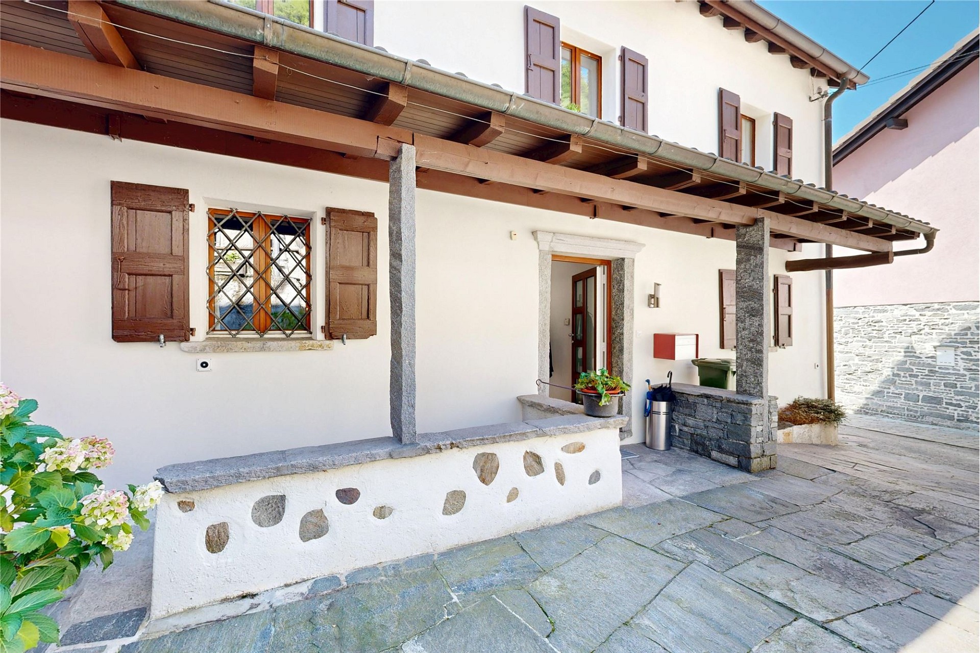 Traditionelle Außenansicht eines Hauses mit Innenhof