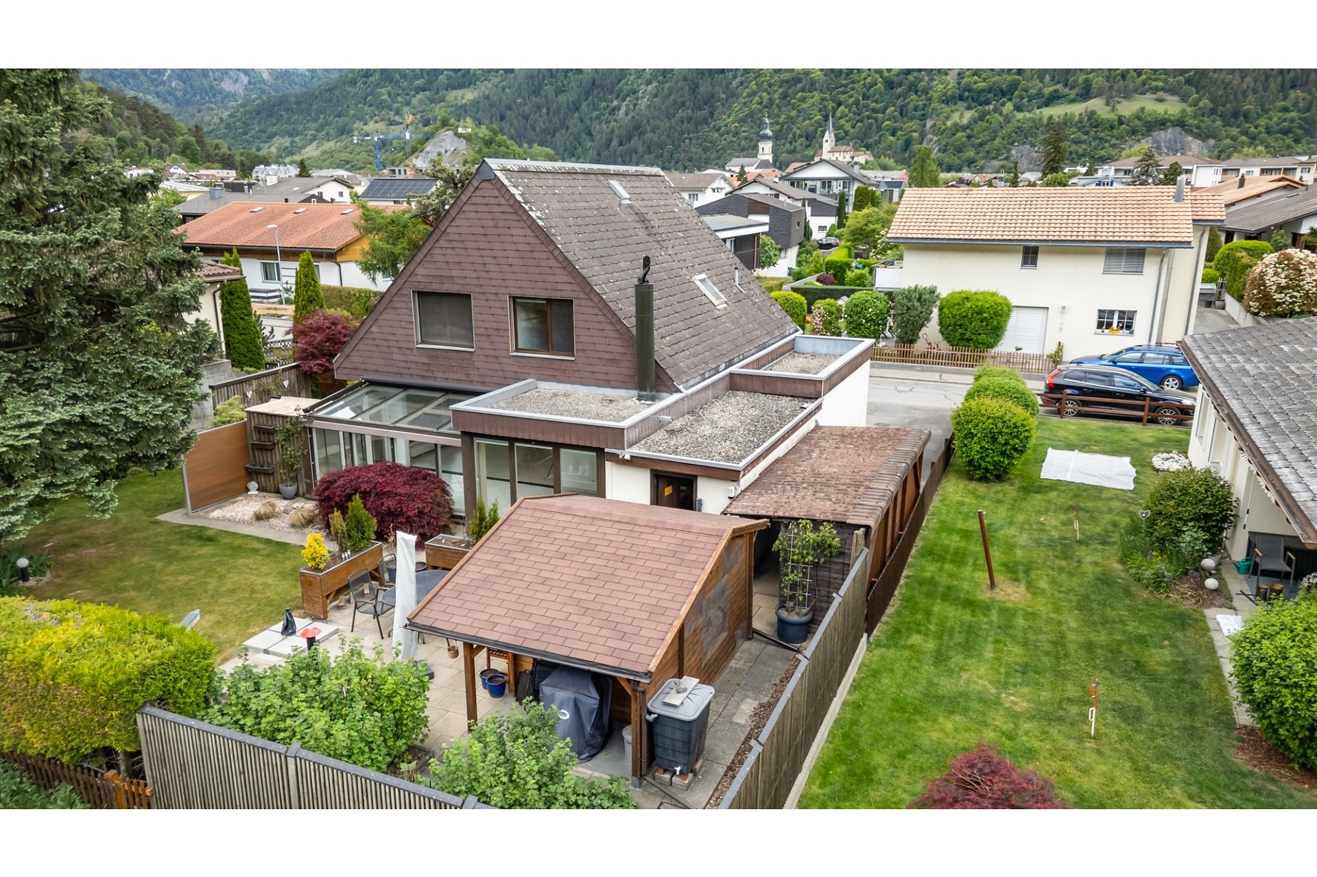 Luftaufnahme eines Einfamilienhauses mit Garten