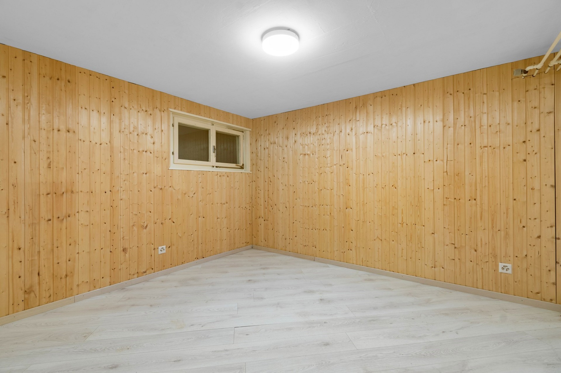 Heller, leerer Raum mit Holzverkleidung