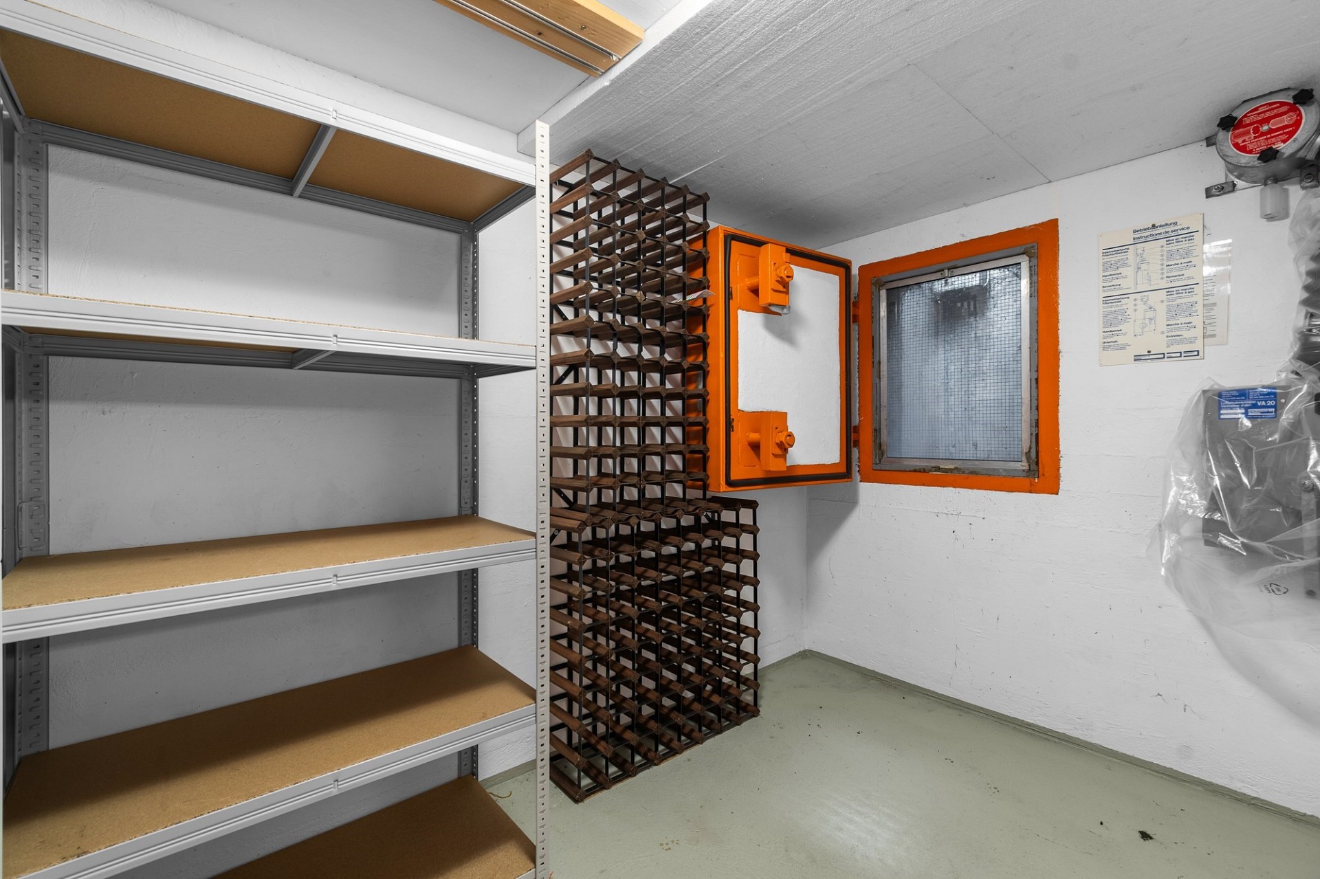Weinlagerraum mit Regalen