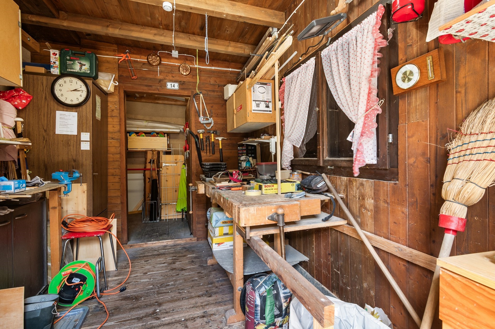 Rustikaler Werkraum mit Holzverkleidung