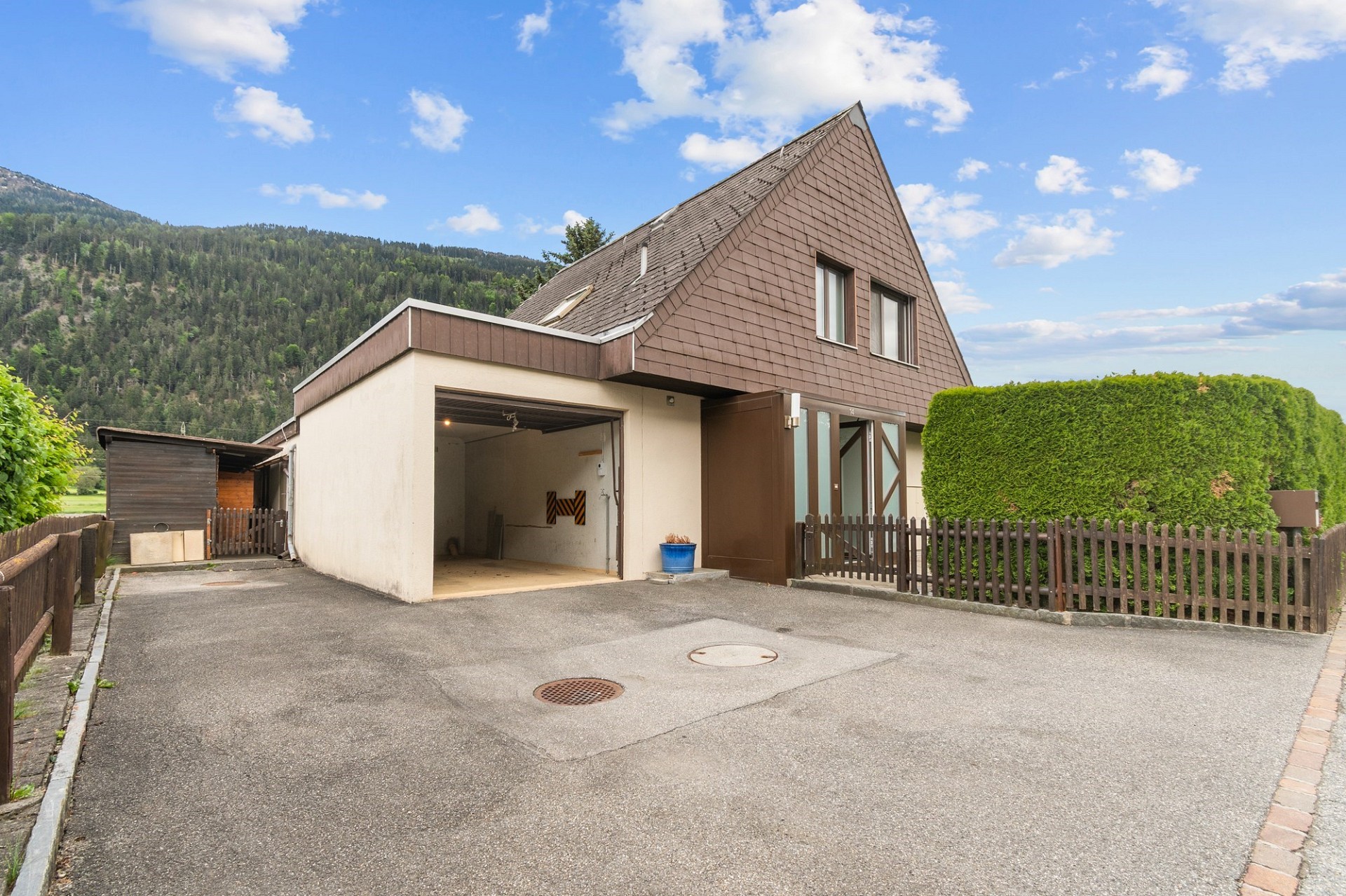 Haus mit Garage und Bergblick
