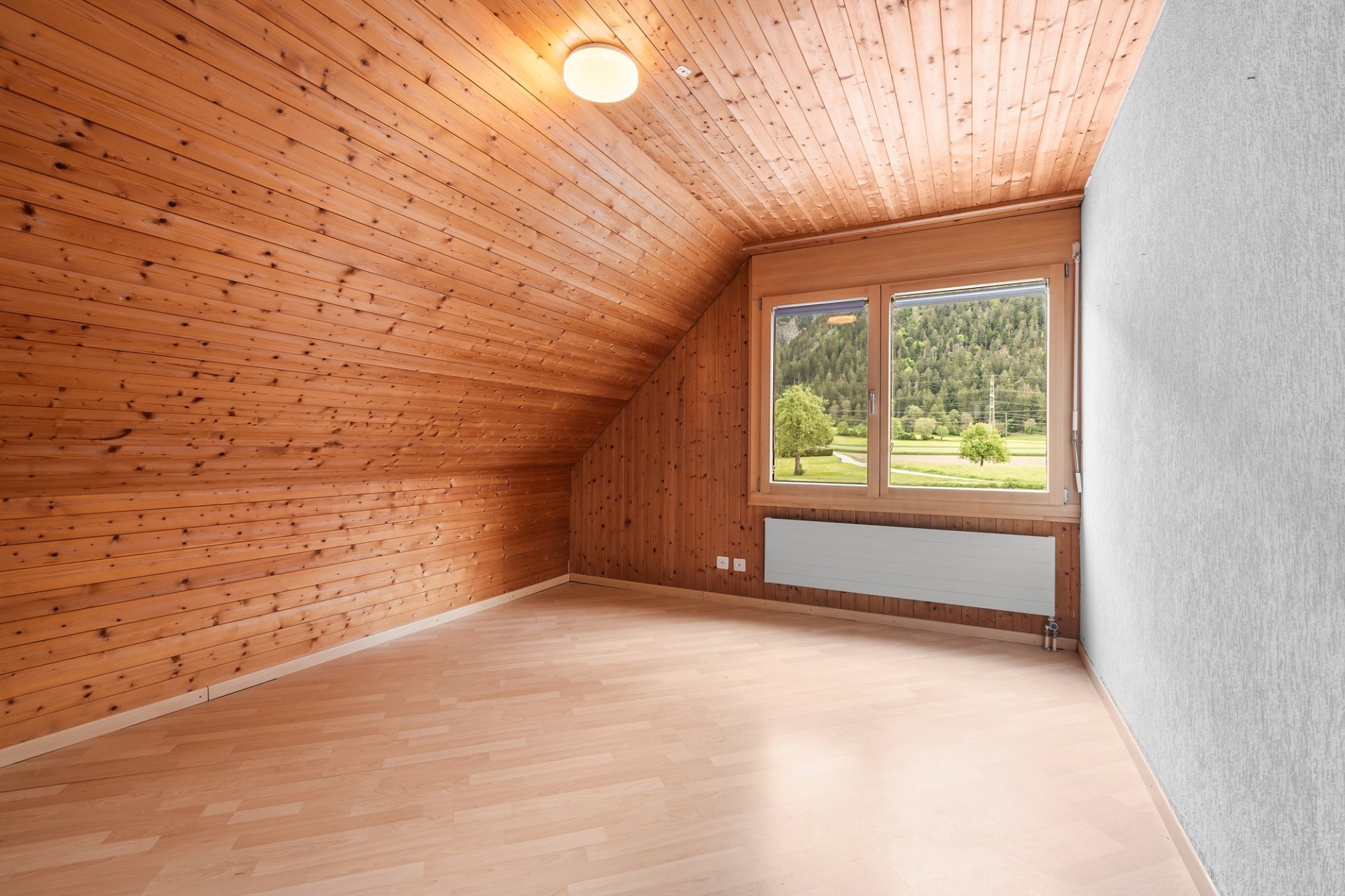 Dachgeschosszimmer mit Holzverkleidung