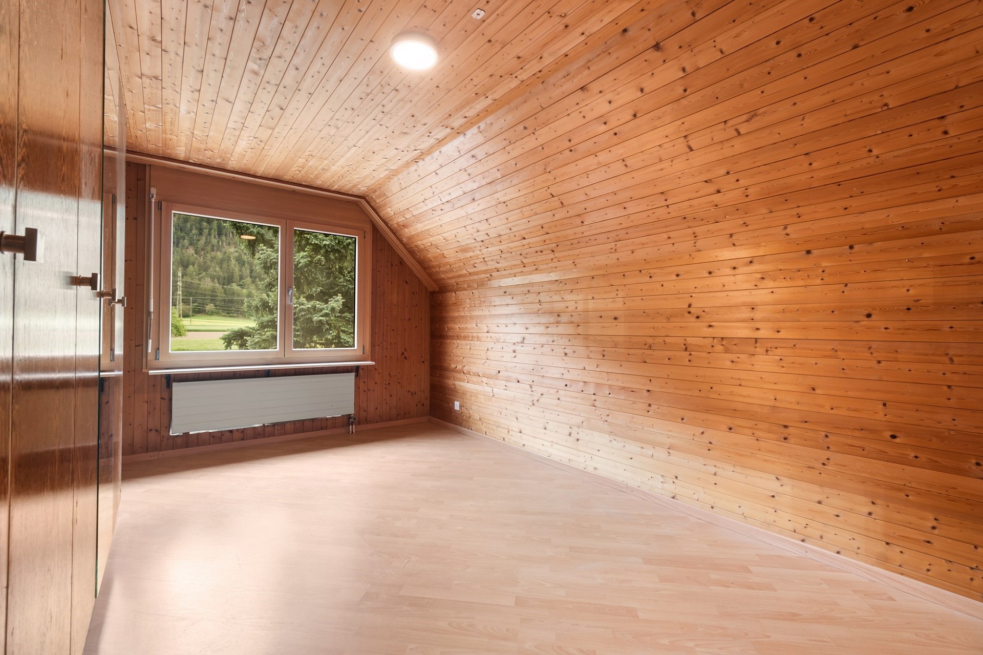 Holzverkleideter Dachraum