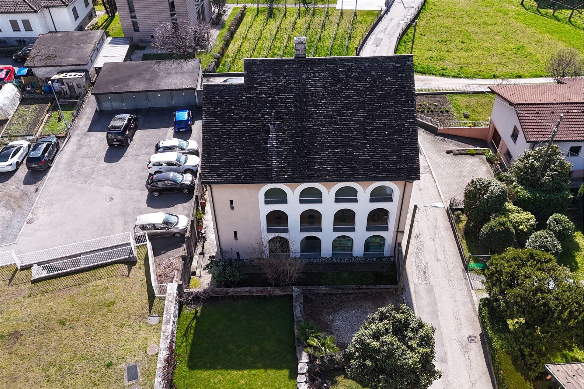 Luftaufnahme eines Wohnhauses mit Garten und Nebenflächen