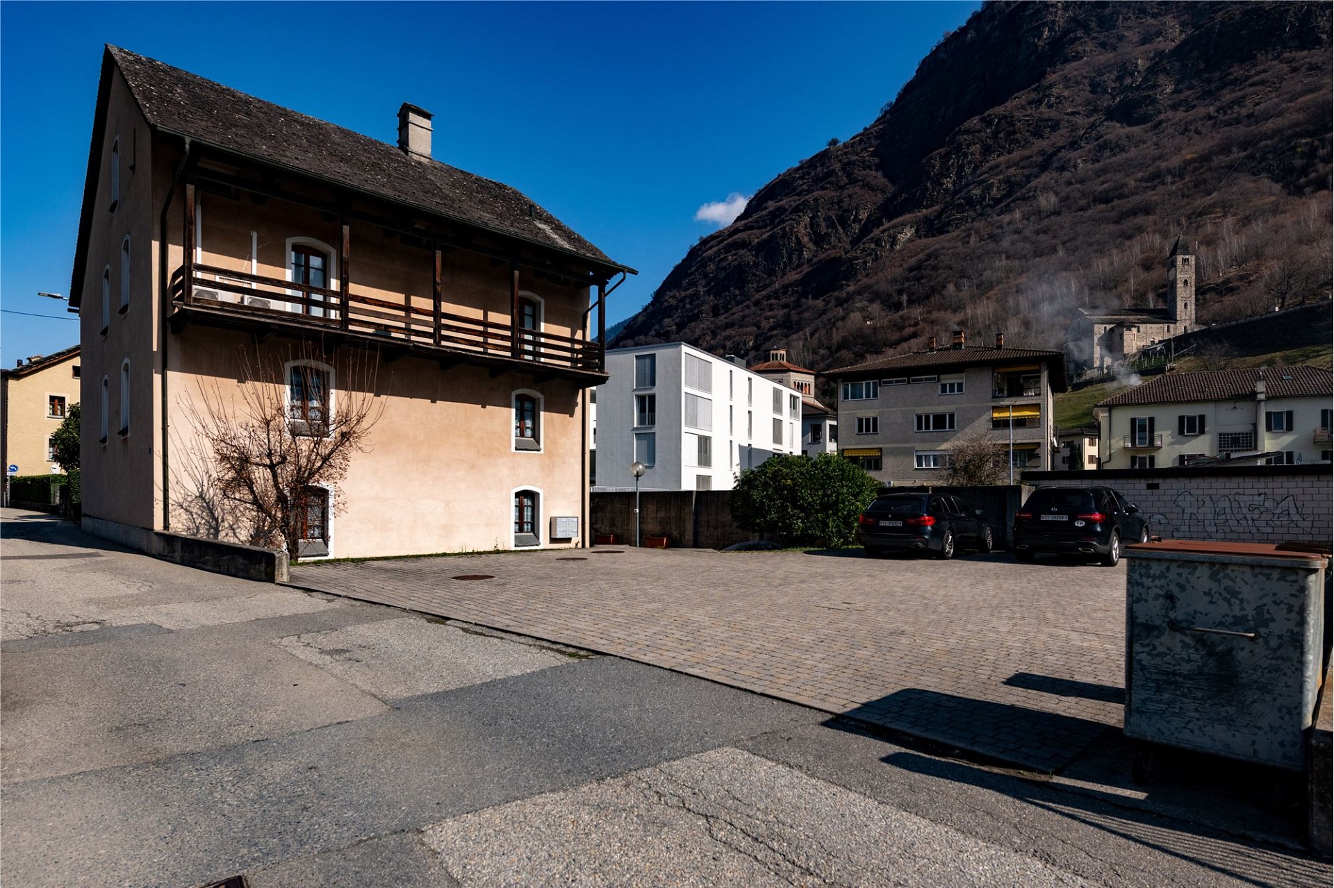 Außenansicht eines Hauses mit Bergkulisse