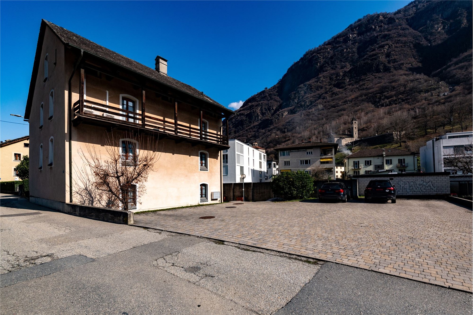 Außenansicht eines Hauses mit Bergkulisse