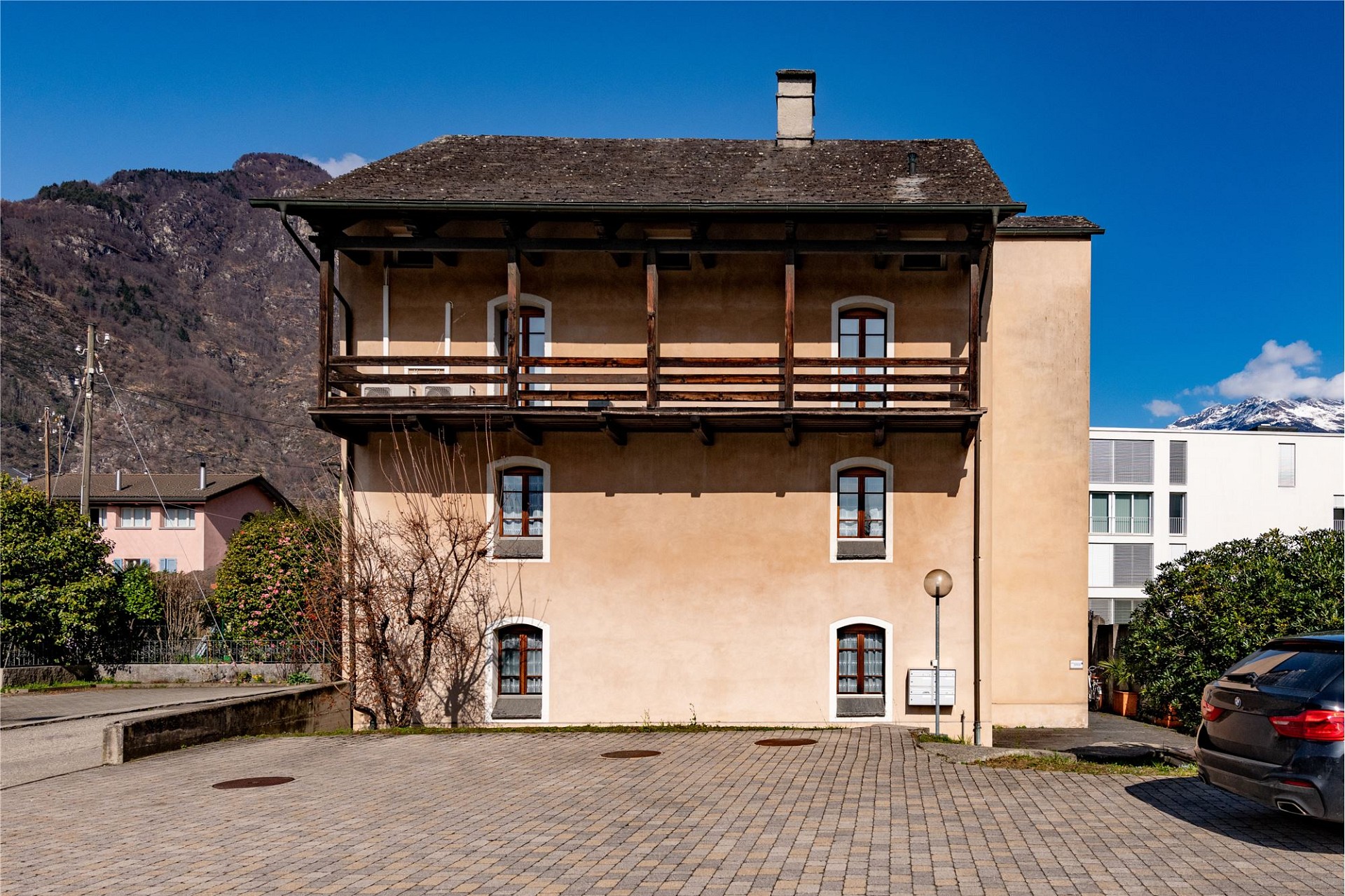 Alpenhaus mit Balkon und Bergblick