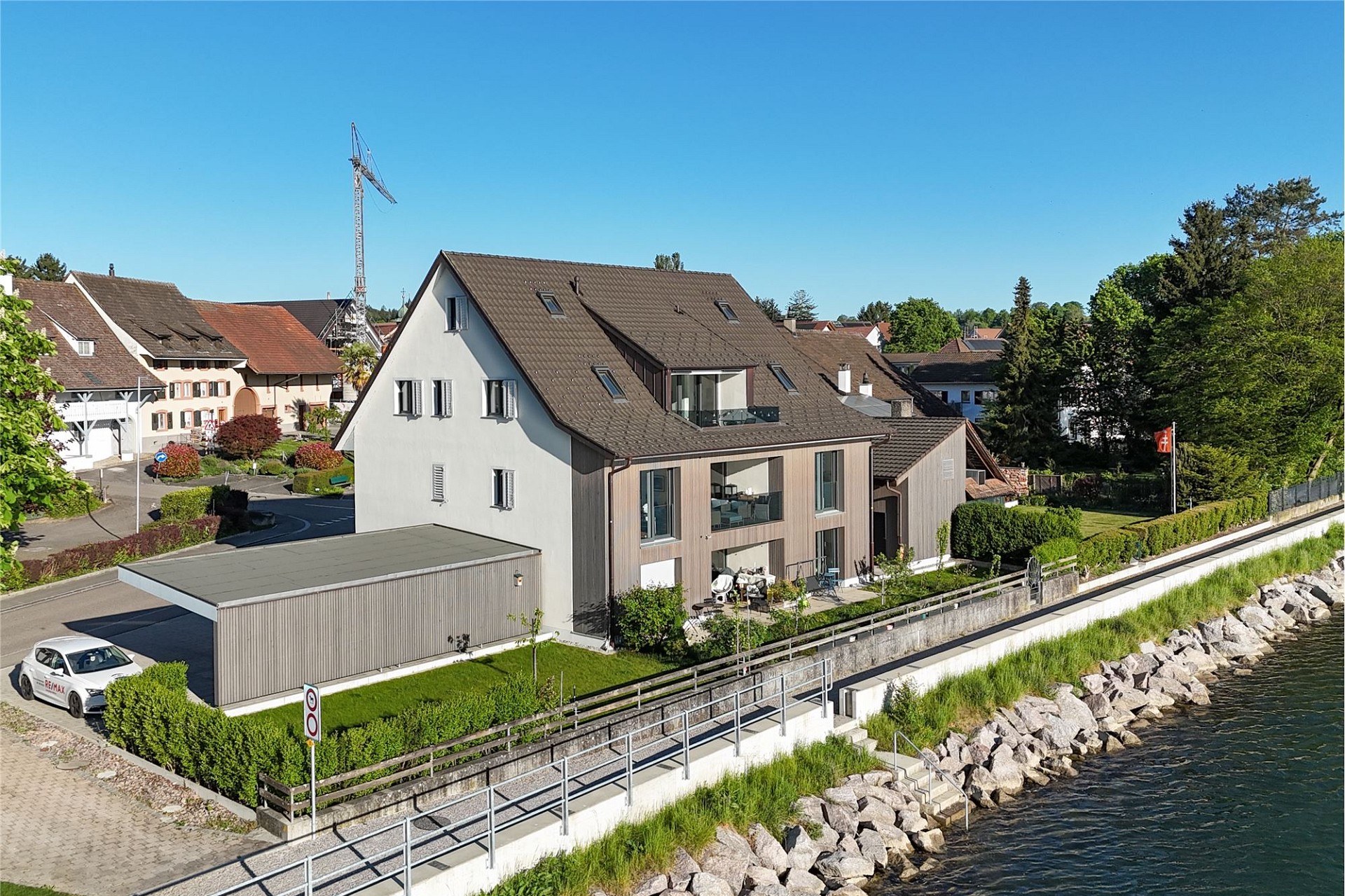 Haus am Wasserufer mit Garten und Blick auf die Umgebung