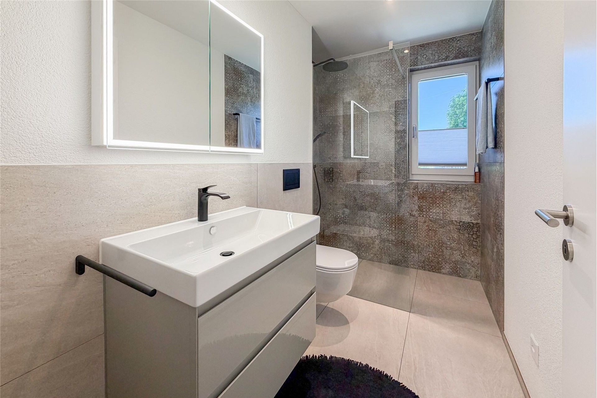Modernes Badezimmer mit Walk-in-Dusche