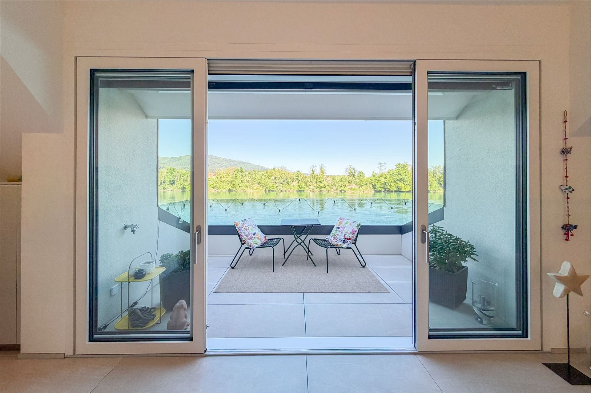 Wohnbereich mit Blick auf Balkon und Wasser