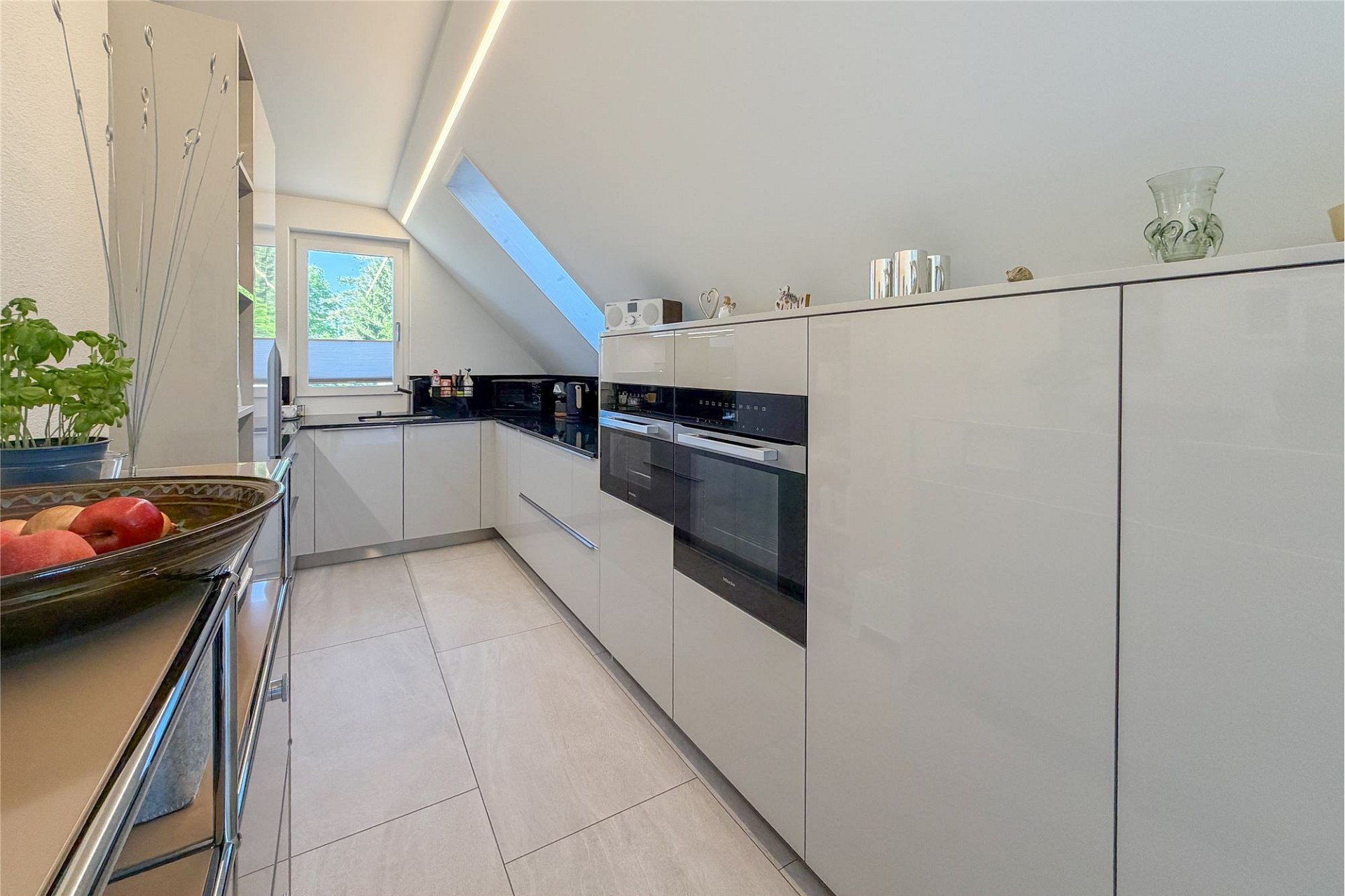 Moderne Dachgeschossküche mit Fenster
