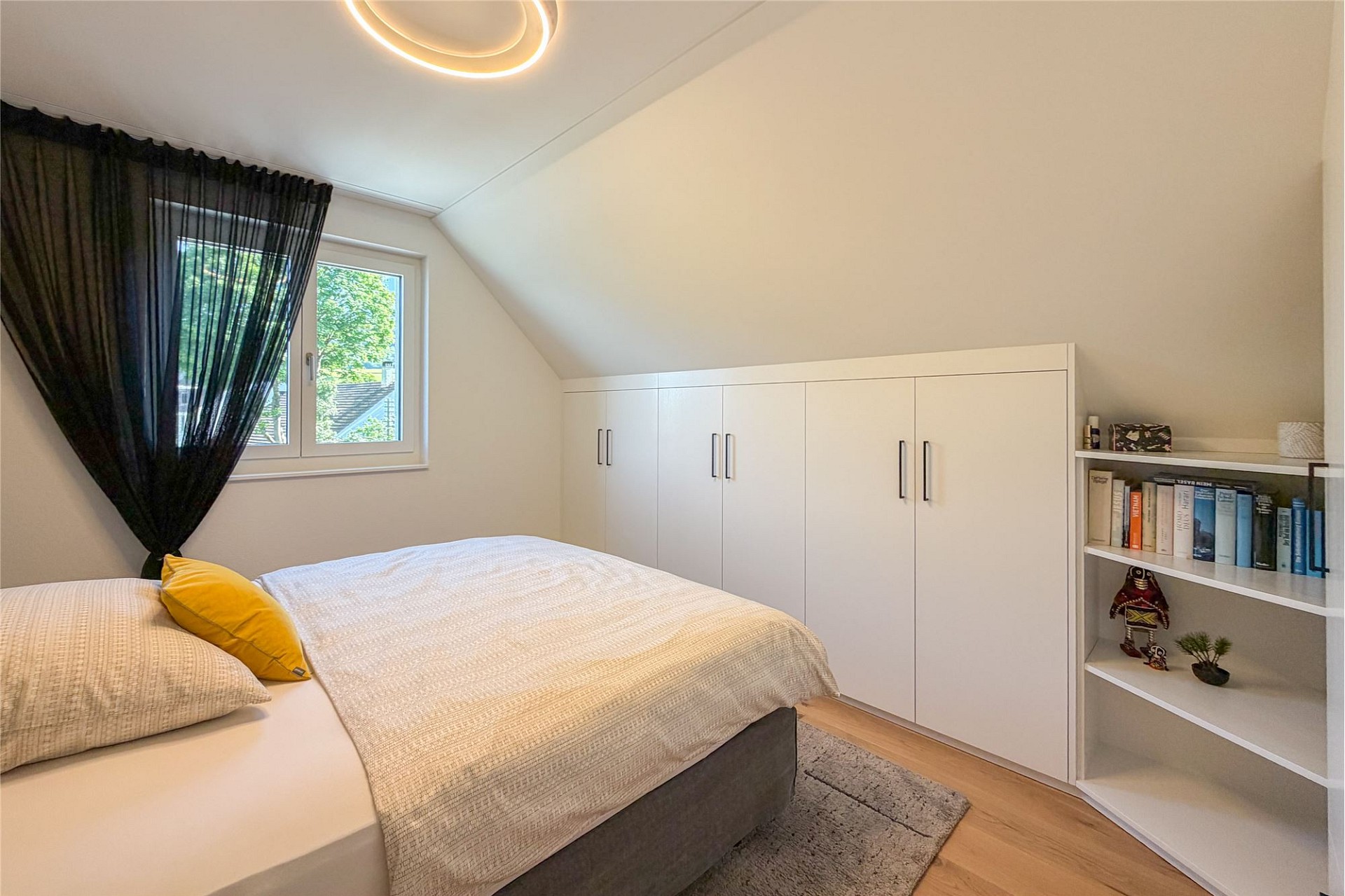 Helles Schlafzimmer unter Schräge