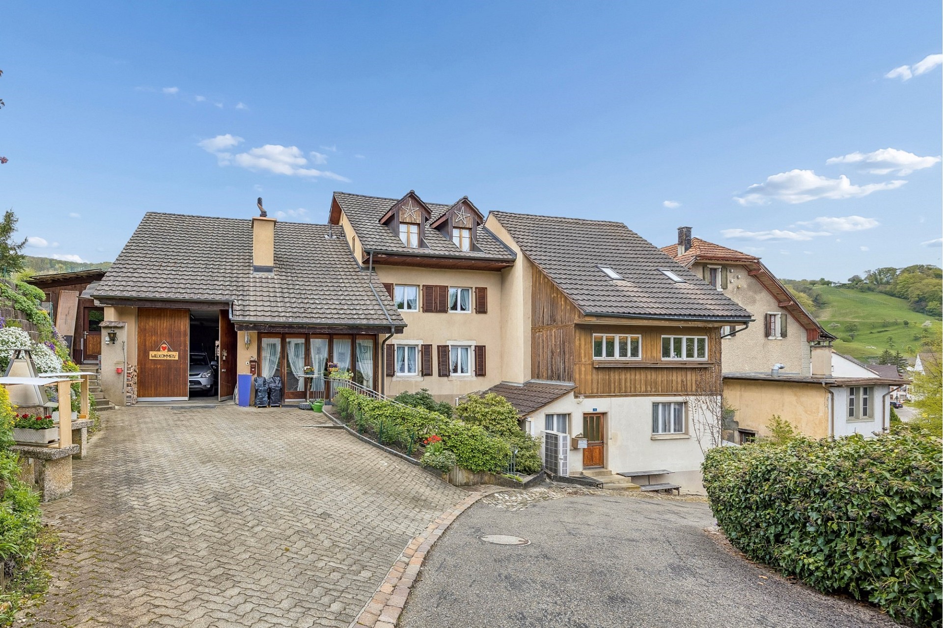 Alpines Wohnhaus mit Zufahrt