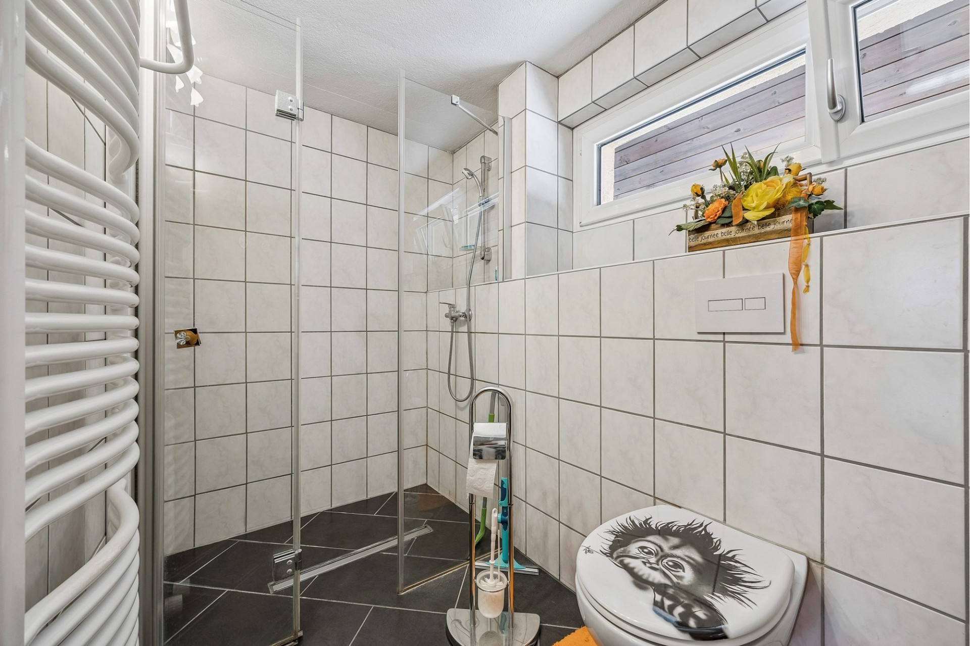 Modernes Bad mit Dusche und WC