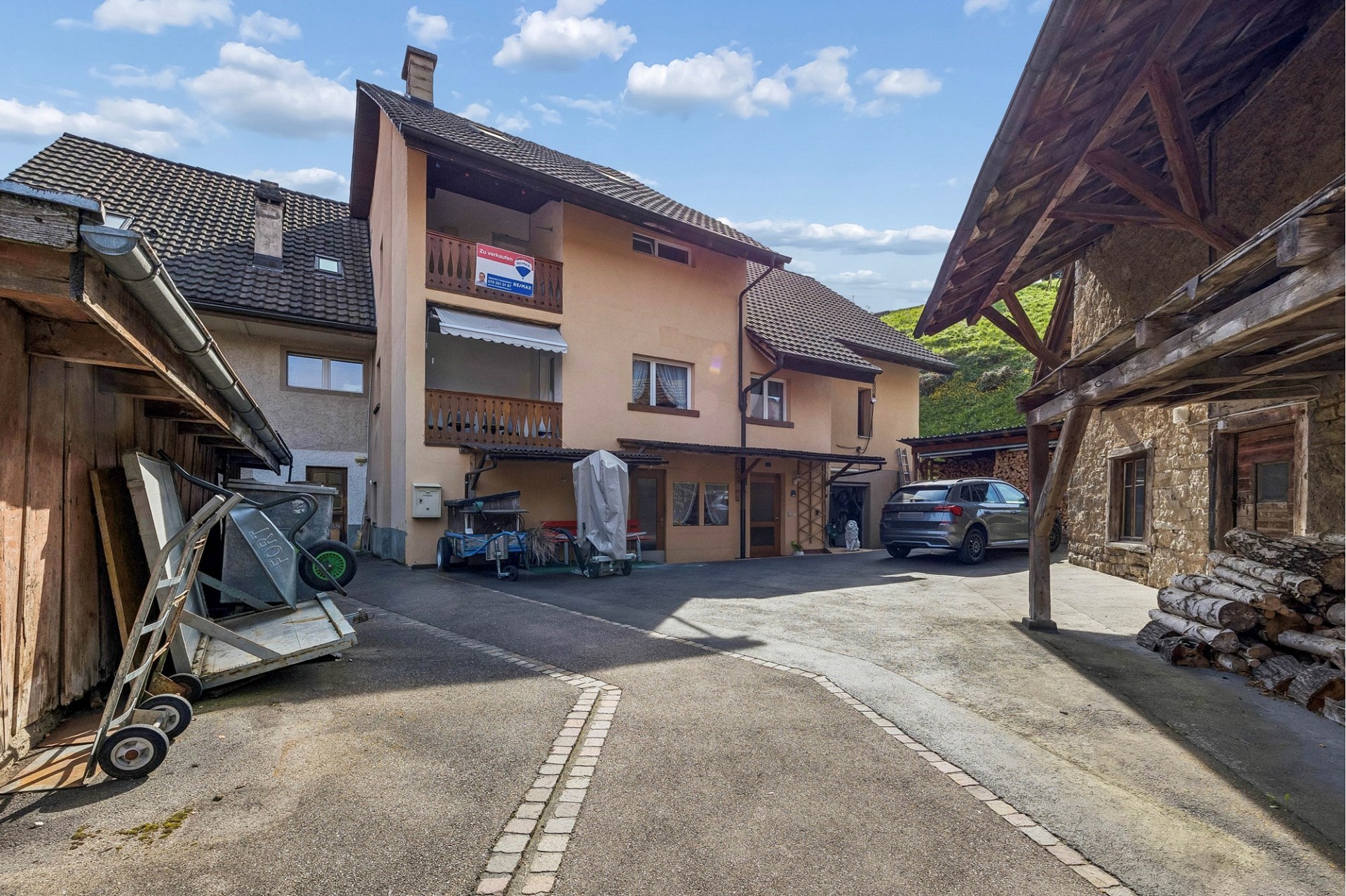 Innenhof mit Wohnhaus und Nebengebäuden
