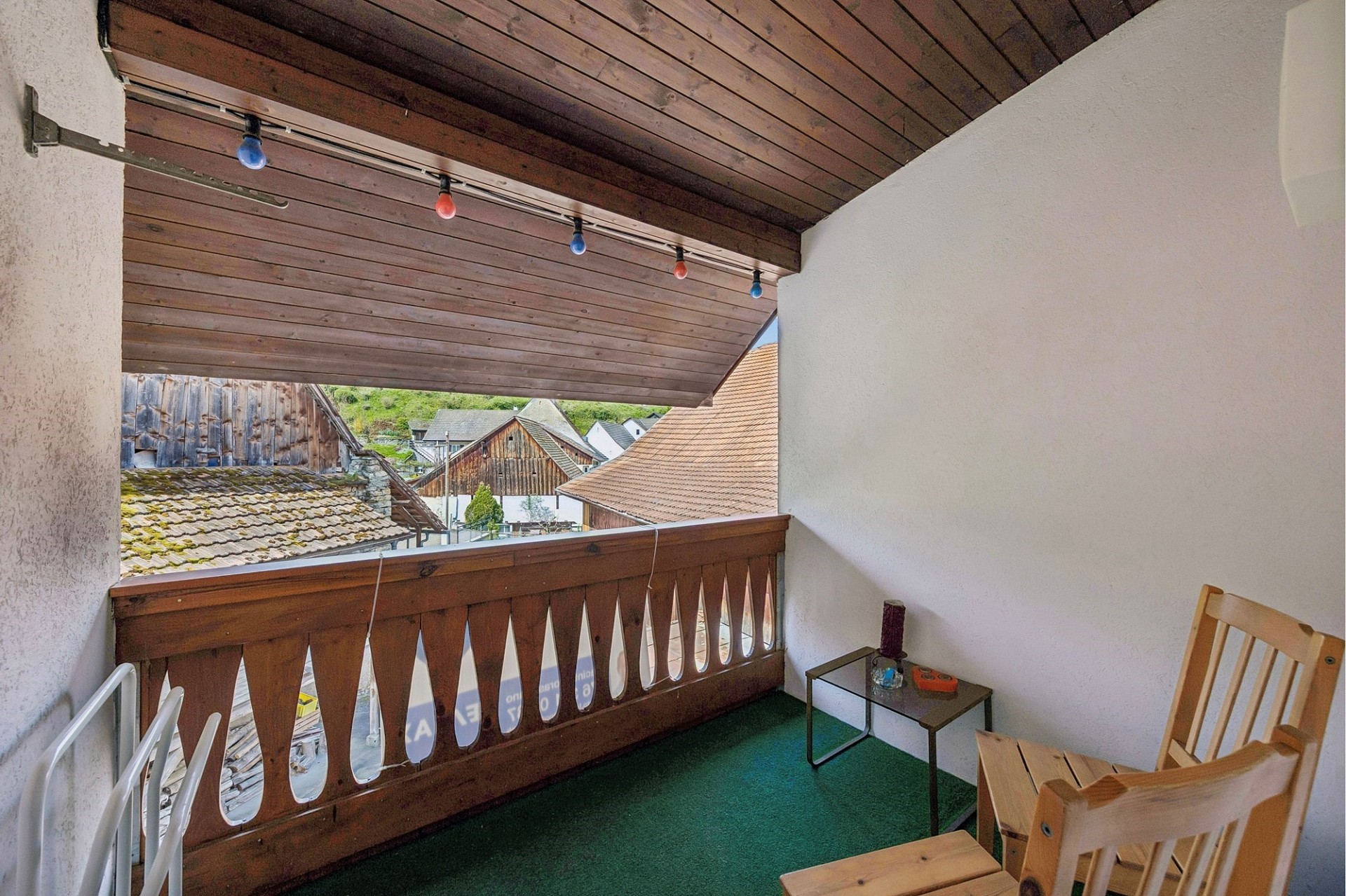 Balkon mit Holzverkleidung