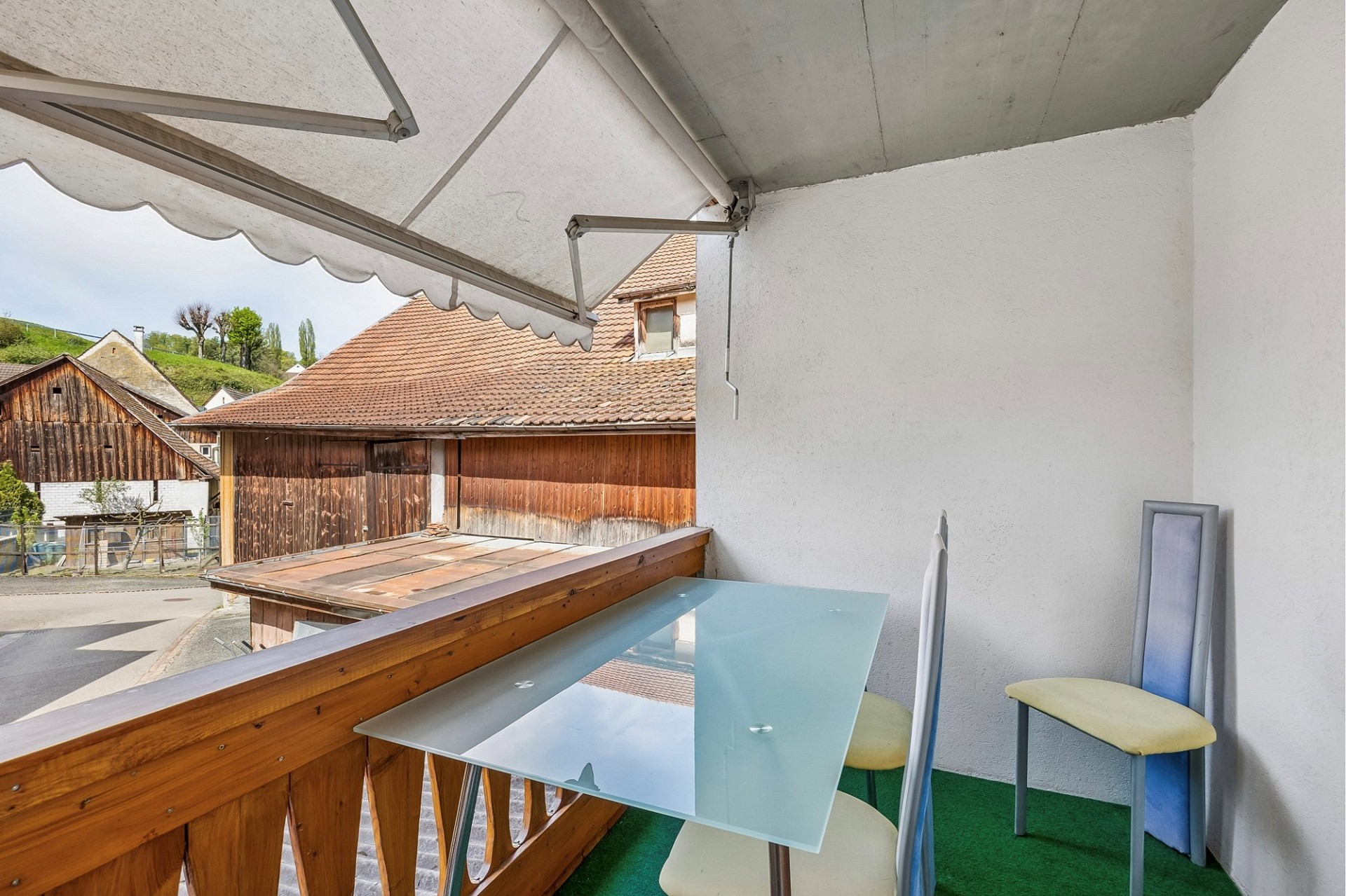 Balkon mit Aussicht auf Hof und Scheunen