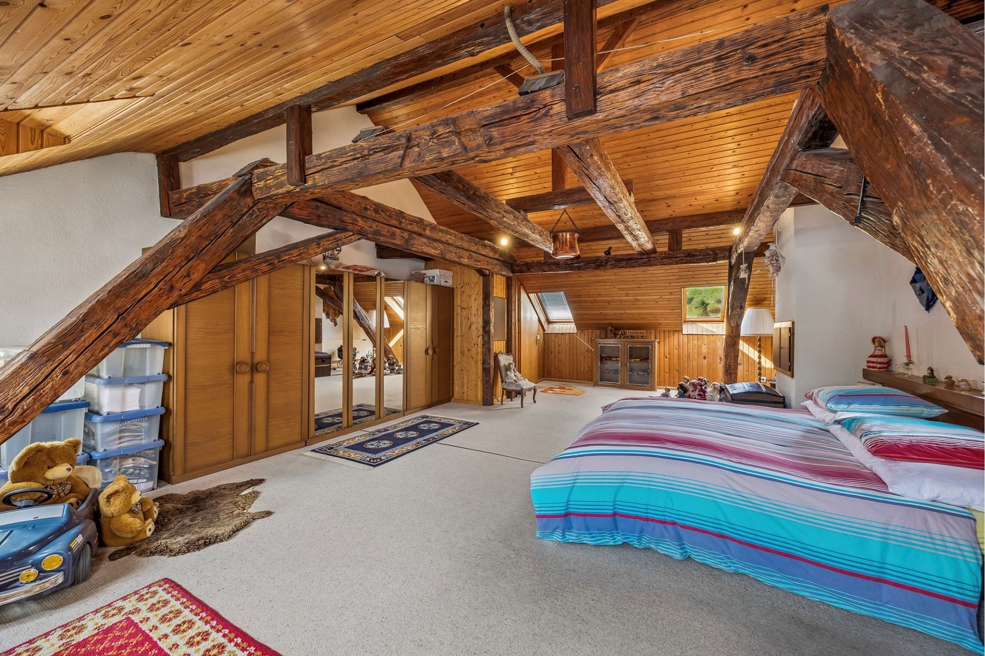 Rustikales Dachgeschoss-Schlafzimmer