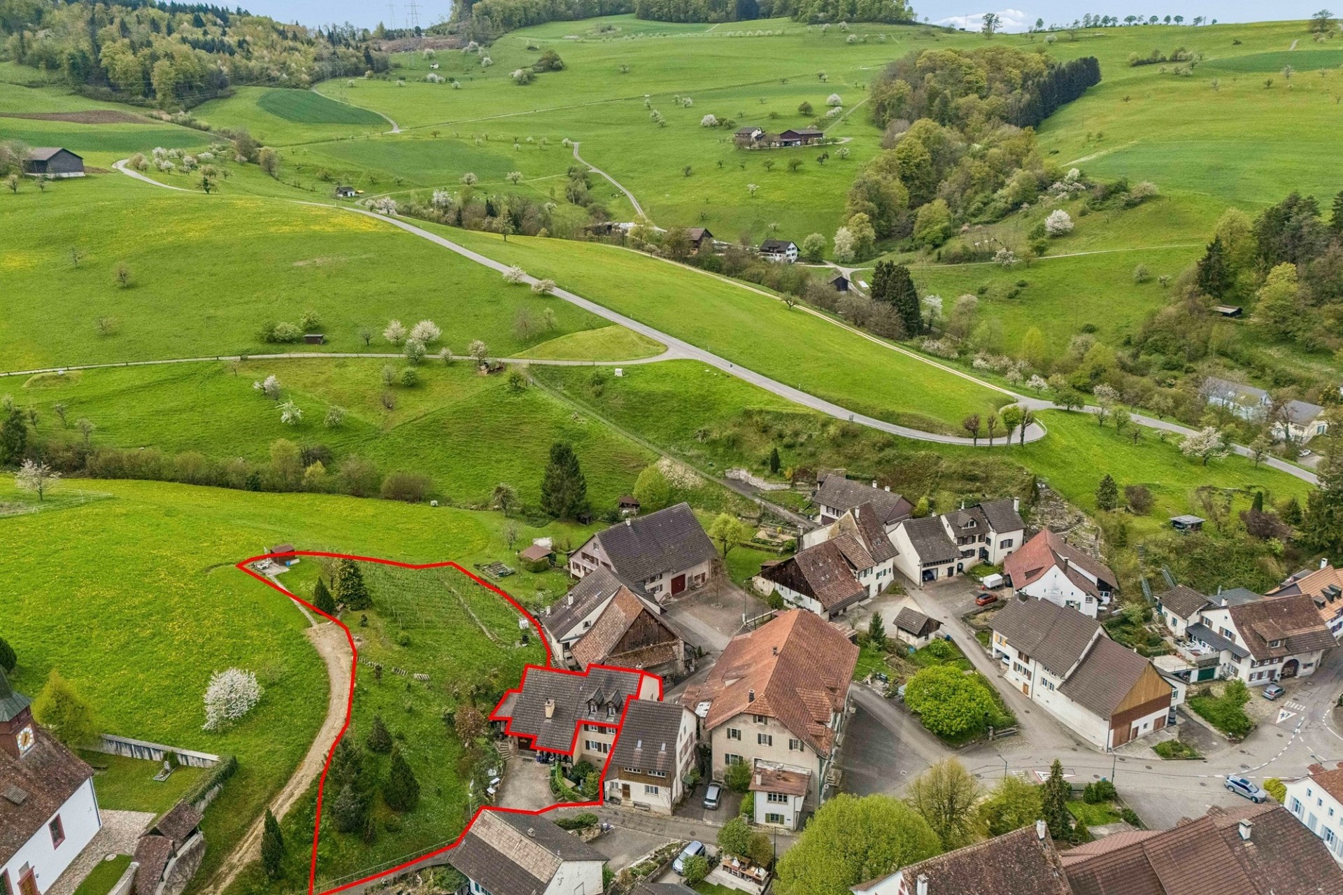 Luftaufnahme eines ländlichen Grundstücks mit markierter Parzelle