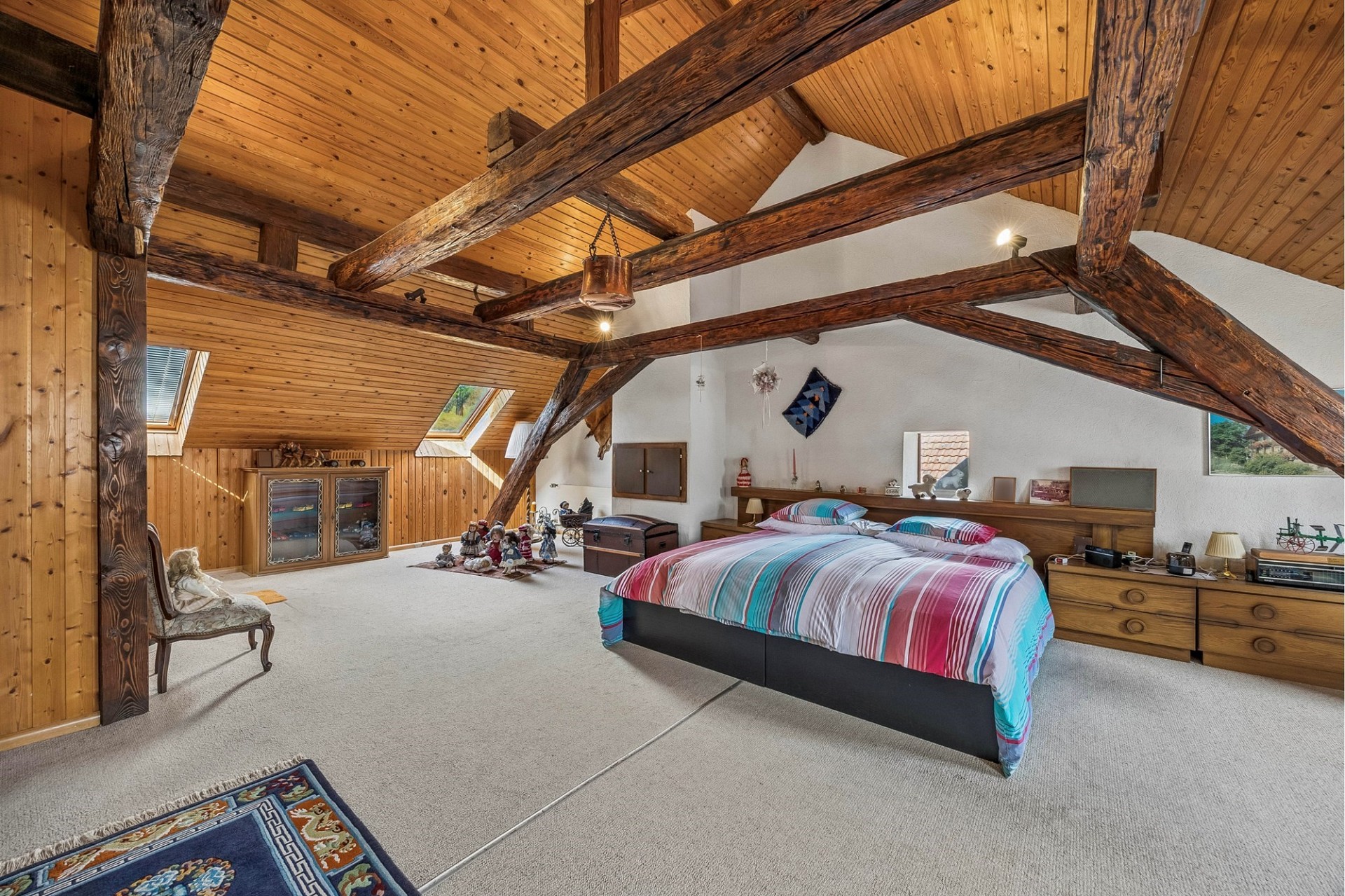 Großes Dachgeschoss-Schlafzimmer im Landhausstil