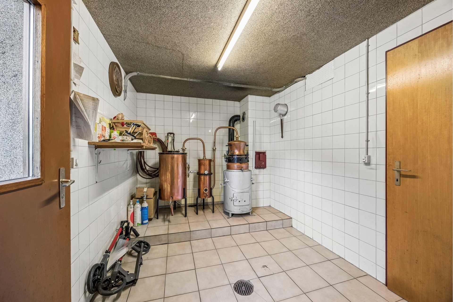 Heizungs- bzw. Technikraum mit Kacheln