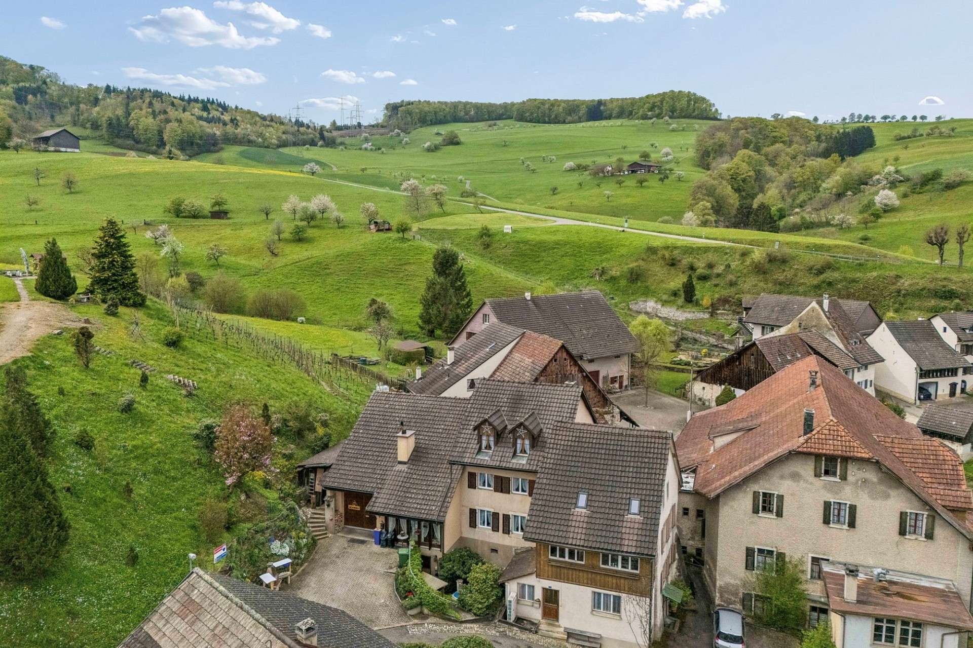 Ländliche Hügellandschaft mit Dorfansicht