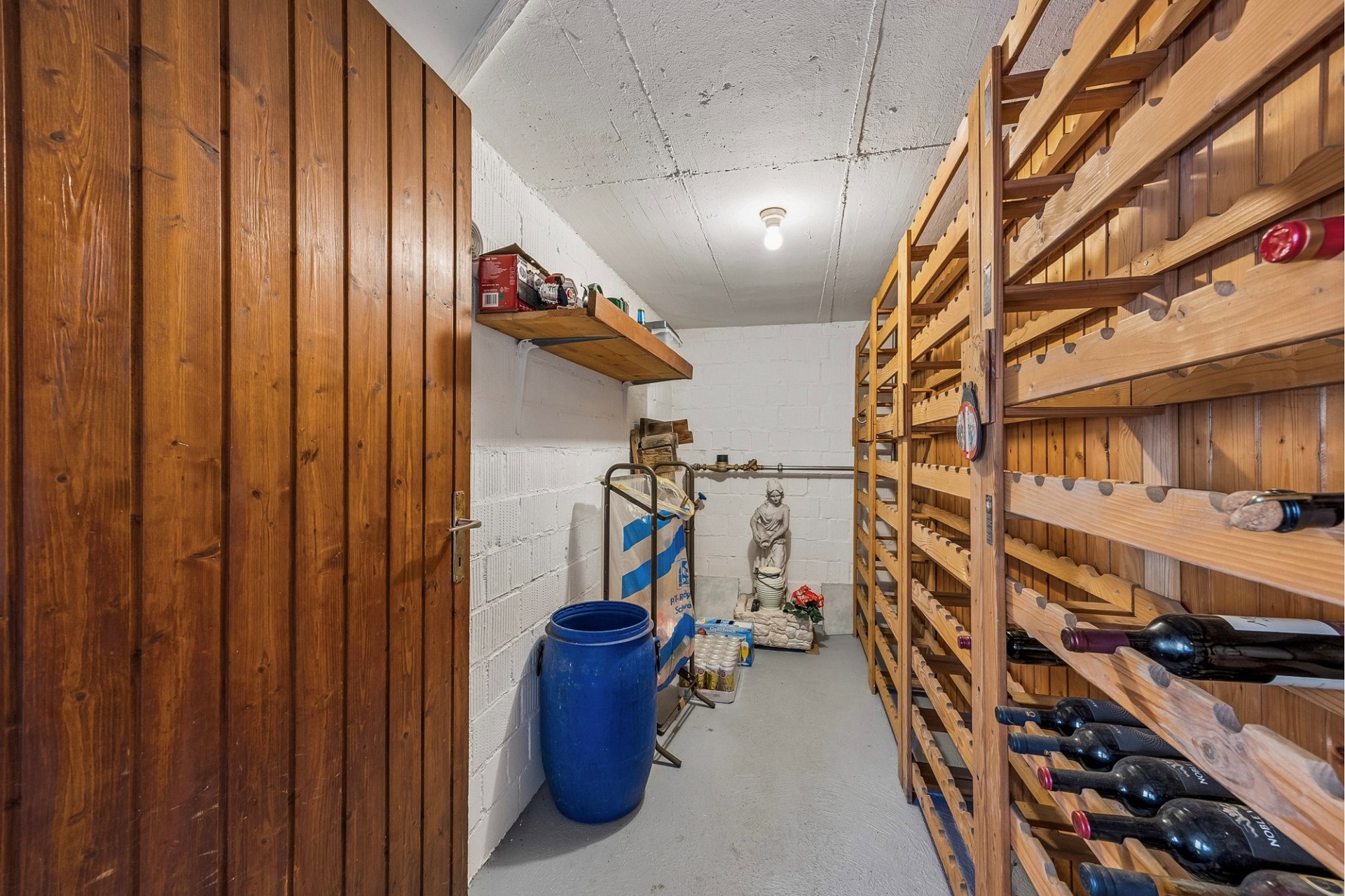 Weinkeller mit Holzregalen