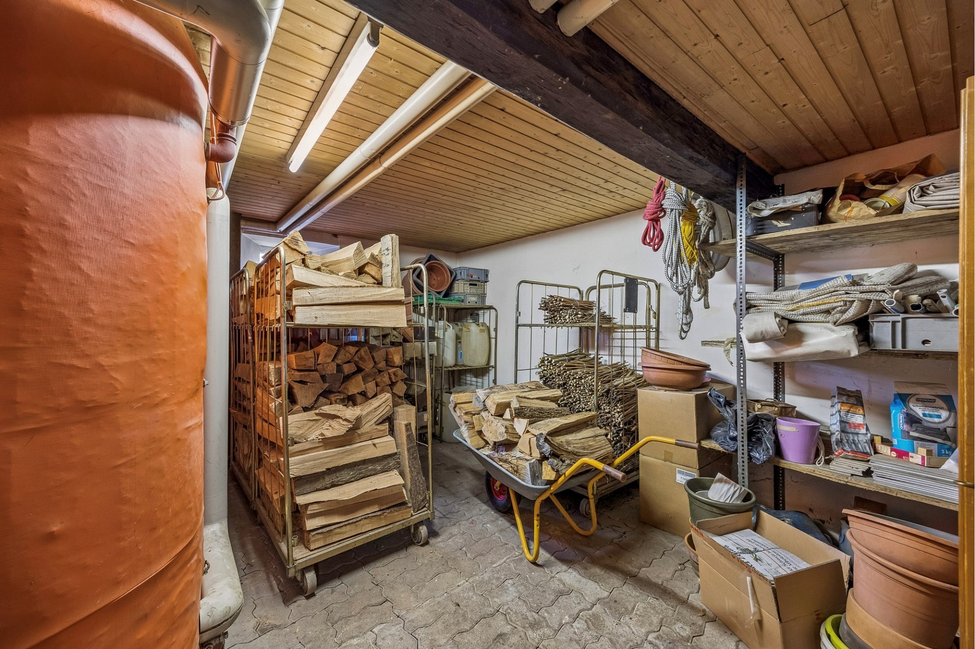 Keller- bzw. Lagerraum mit Brennholz und Regalen