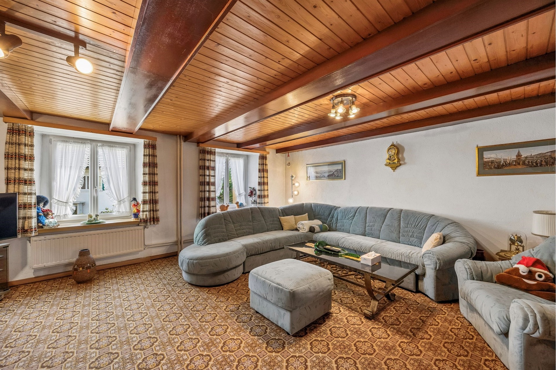 Wohnzimmer mit Holzdecke