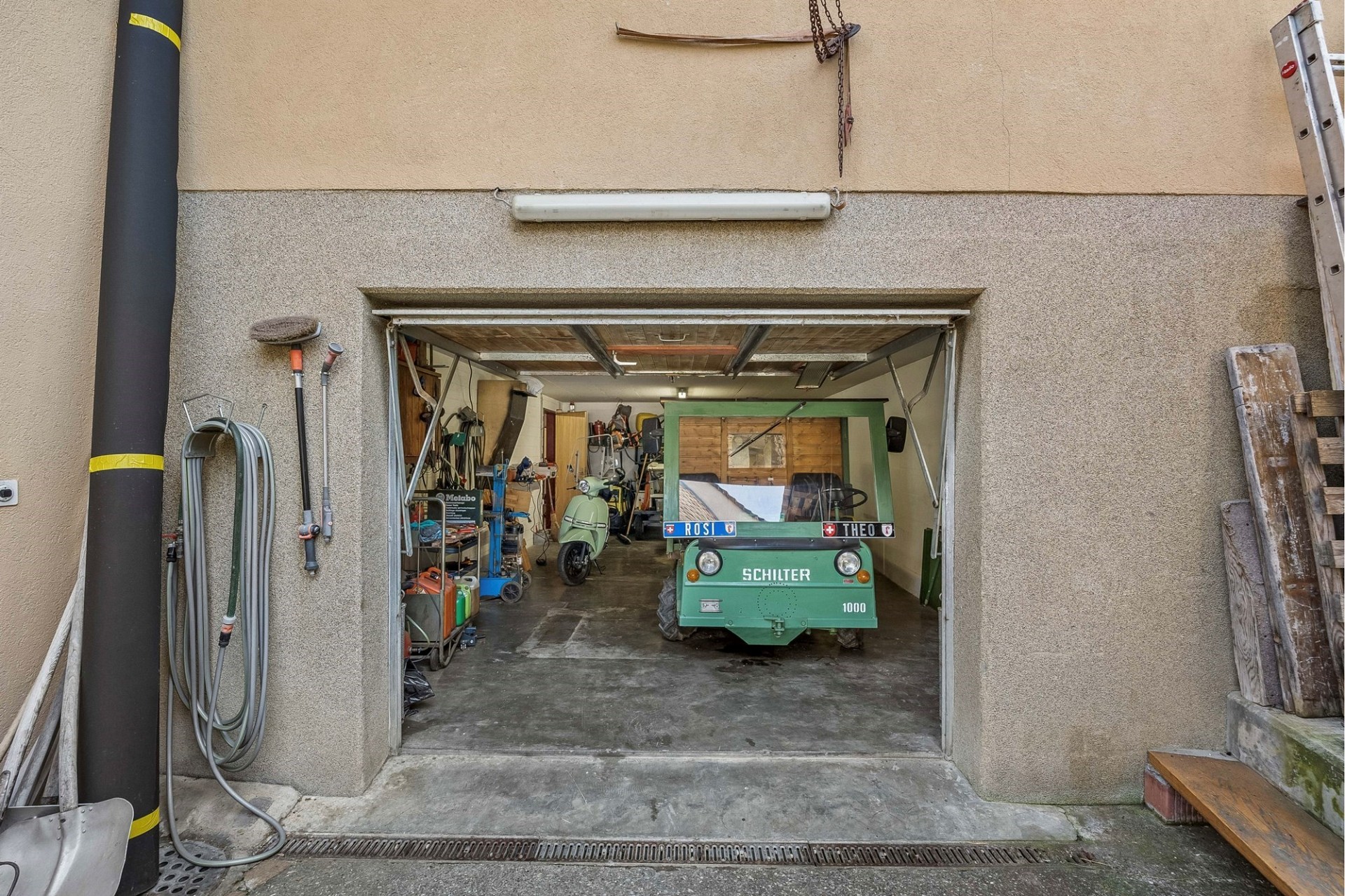 Garage mit offenem Tor und abgestelltem Fahrzeug