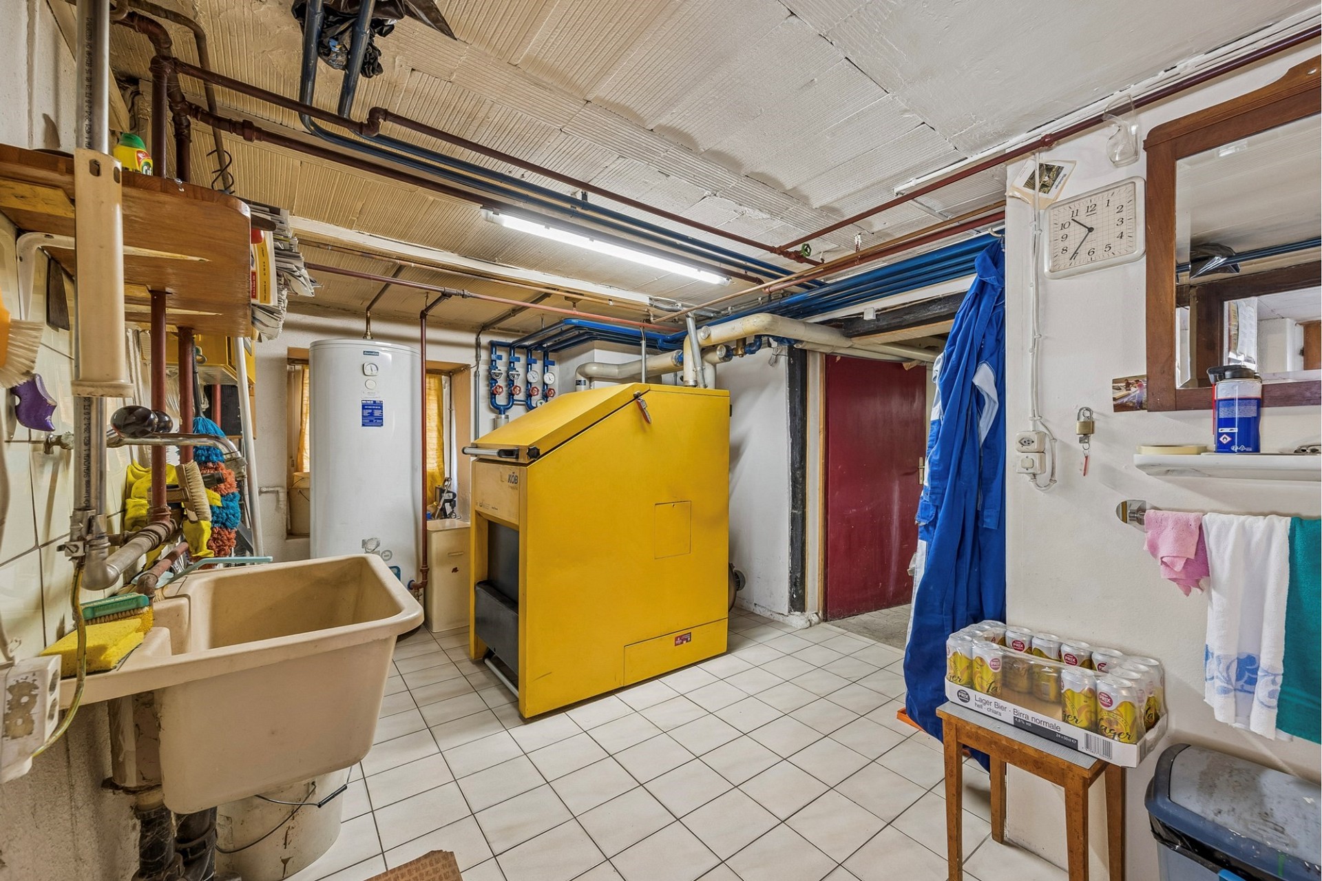 Heiz- und Technikraum mit Waschbecken
