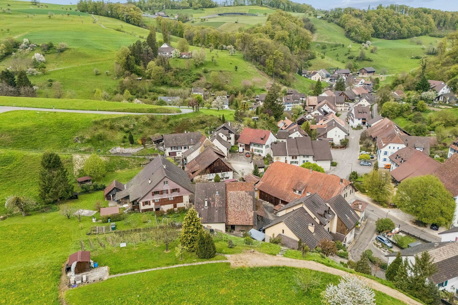 Luftaufnahme eines ländlichen Dorfes