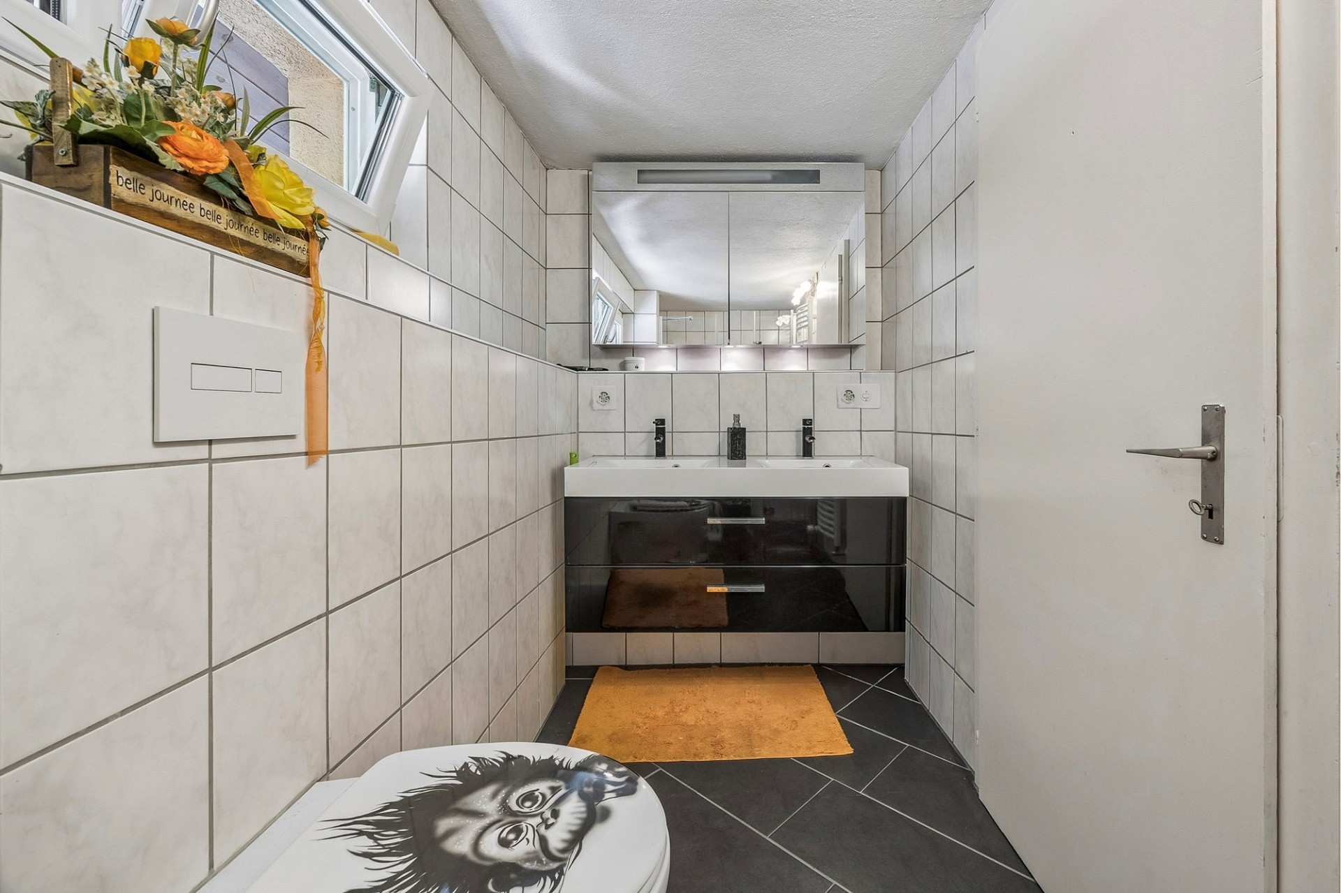 Kleines Badezimmer mit Spiegelwaschtisch