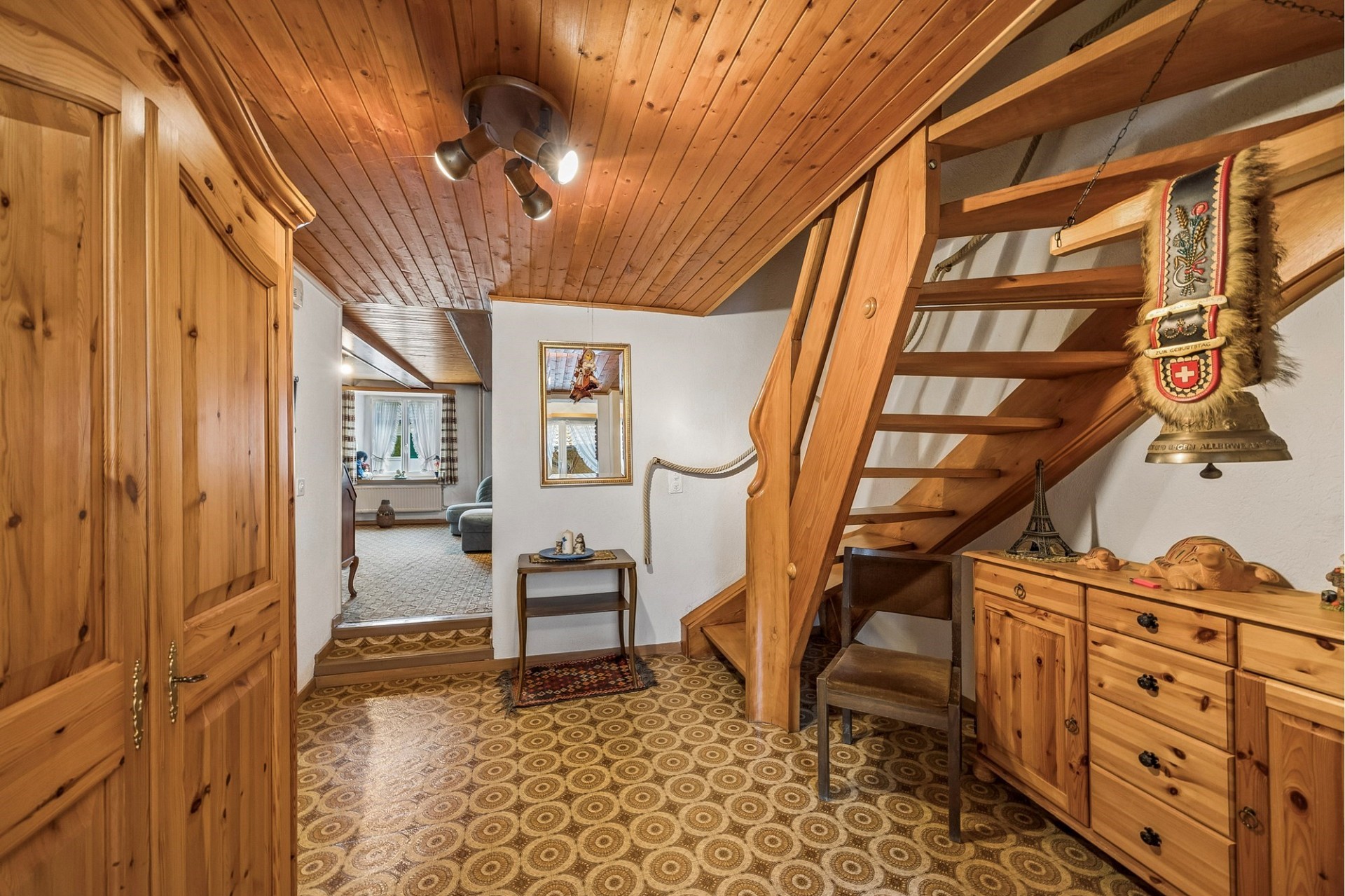 Rustikale Diele mit Holztreppe