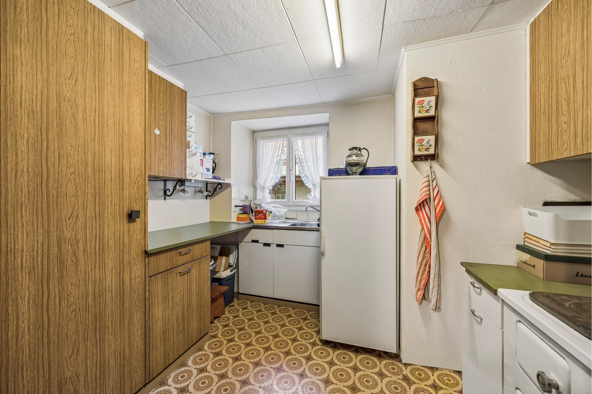 Kleine Küche mit Retro-Boden und Holzfronten