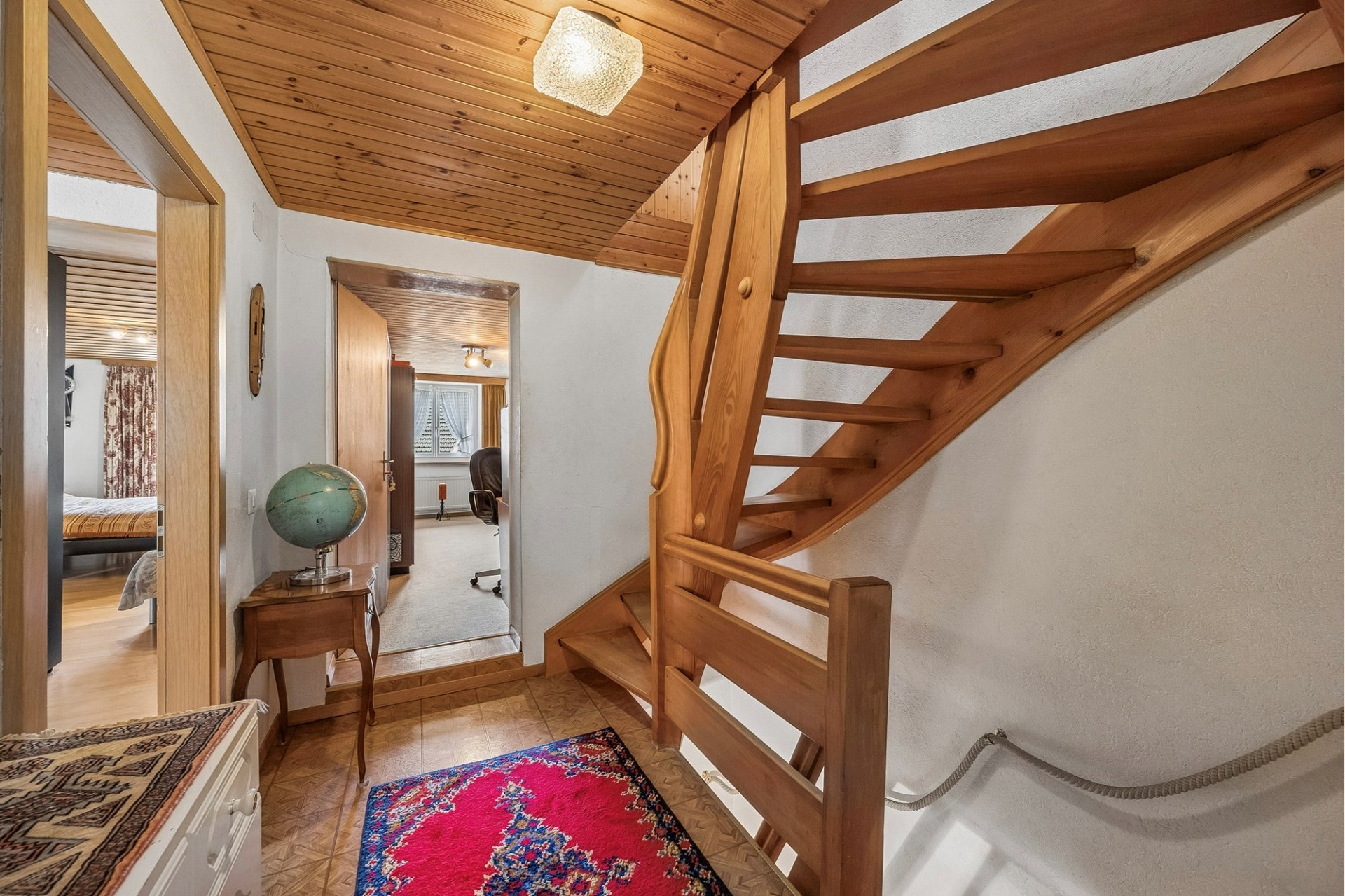 Treppenhaus mit Holztreppe