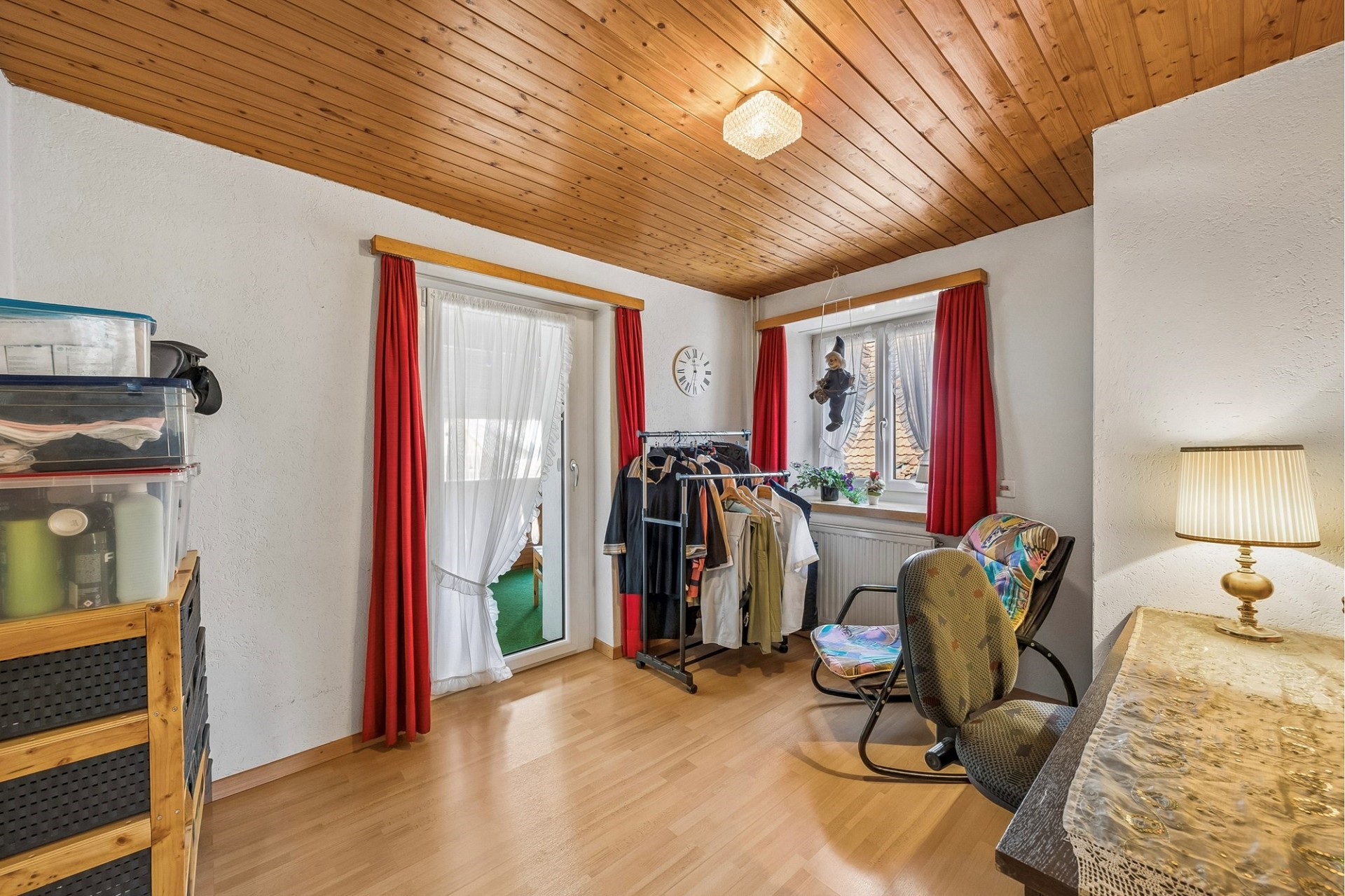 Ausgebauter Raum mit Holzdecke und Kleiderständer
