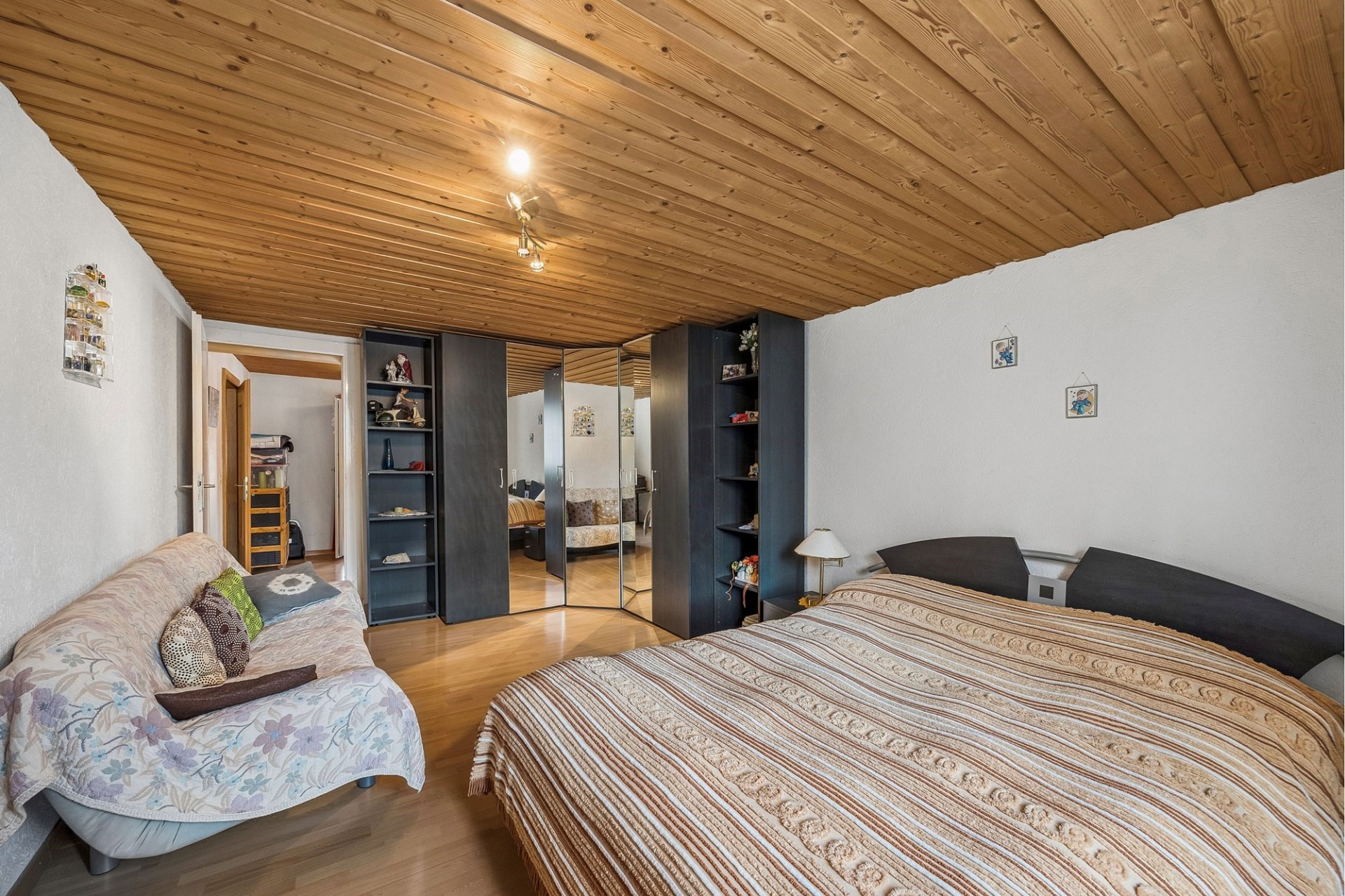 Schlafzimmer mit Dachschräge