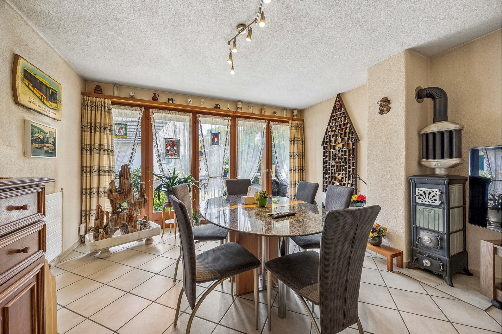 Esszimmer mit Glasfront und Holzofen