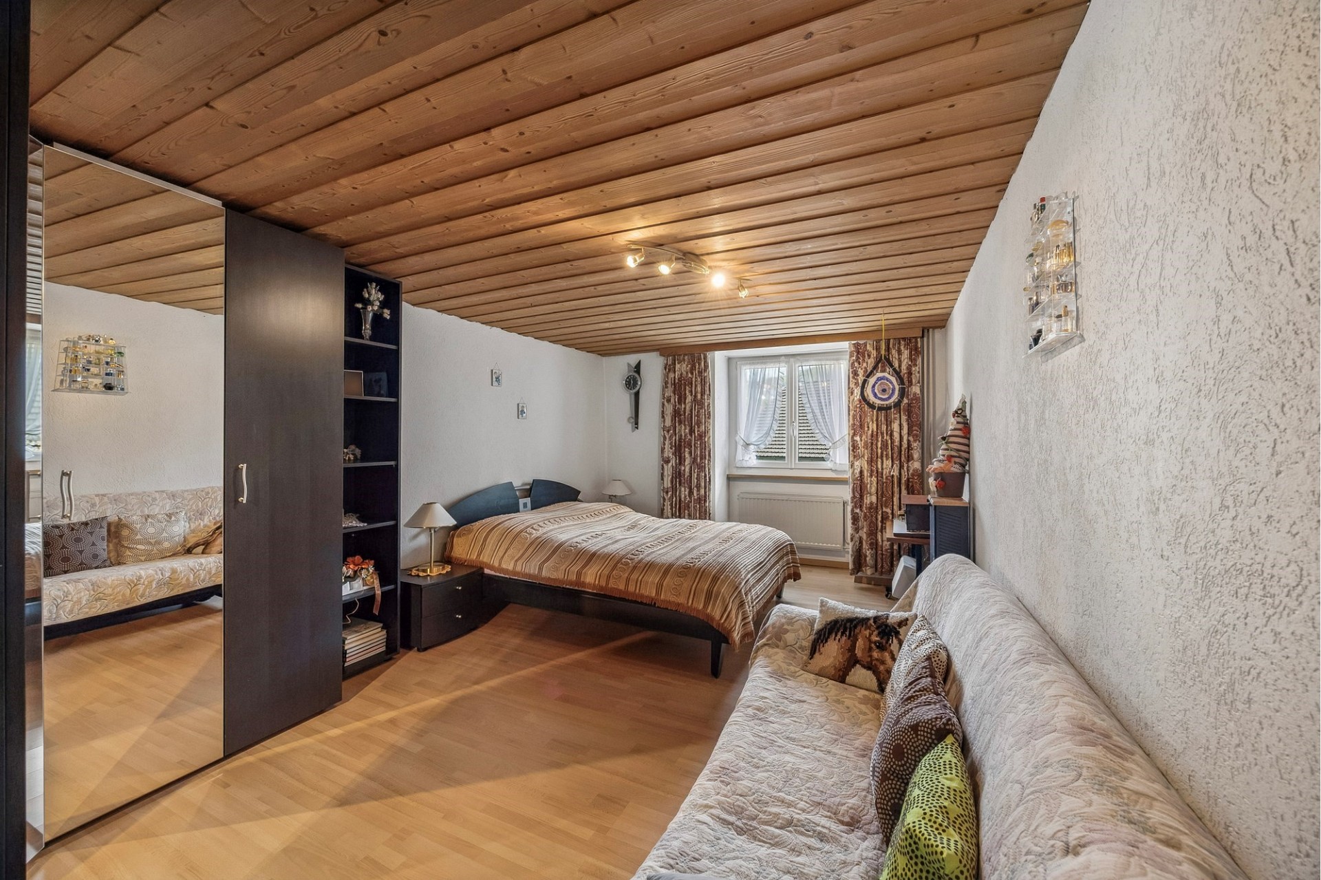Gemütliches Schlafzimmer mit Holzbalkendecke