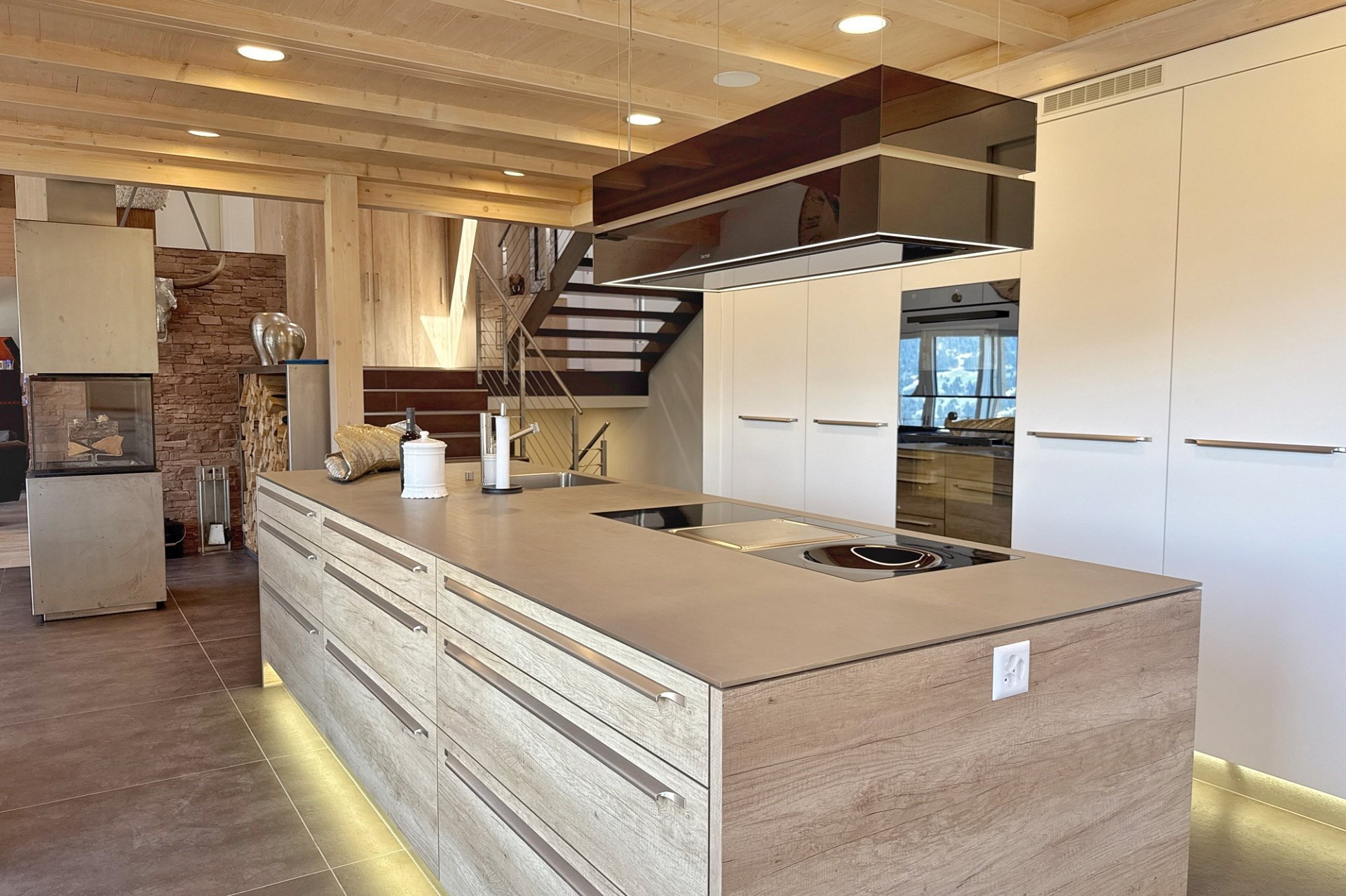 Moderne Küche mit Insel und Treppe