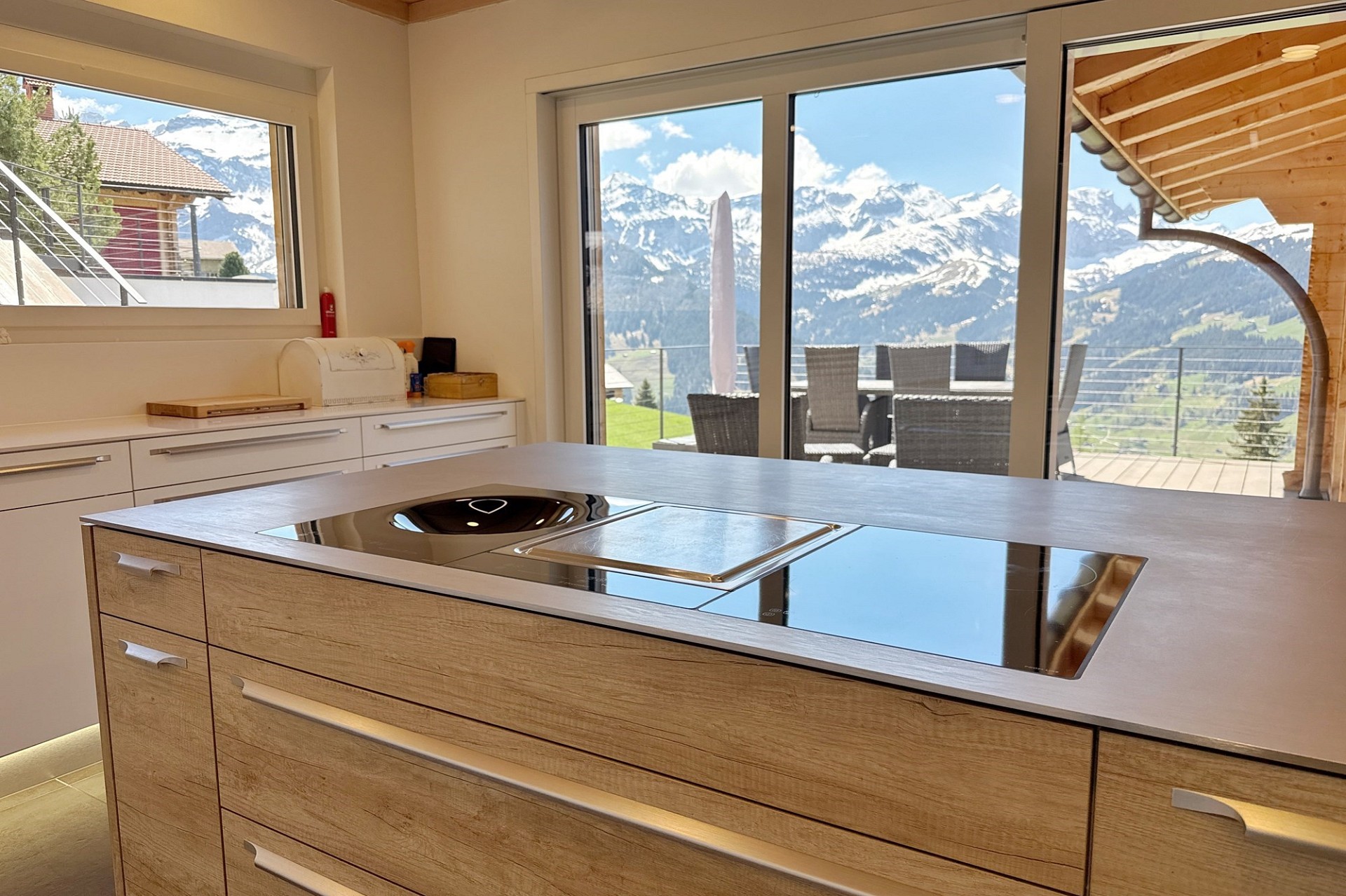 Moderne Küche mit Bergblick